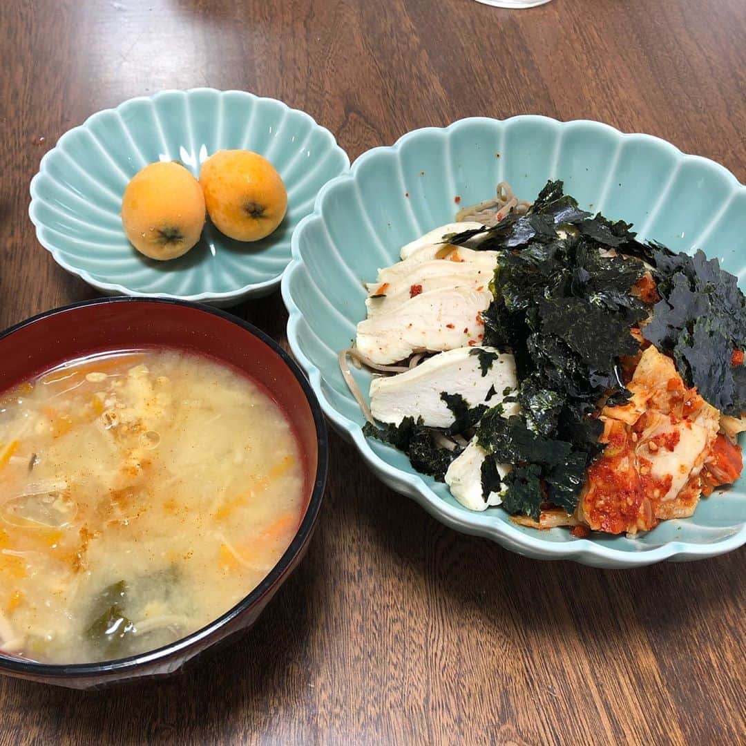 久保ミツロウのインスタグラム：「去年からよく作ってる野菜の重ね煮。今週分は全部味噌汁で食べ切ってしまった…。去年の画像探ったら豆腐ハンバーグのあんかけやカレーにしていた。美味しかったな〜。普通に野菜煮込むより美味しい気がする。 作り方は無水調理出来る鍋(もしくは鍋蓋の空気穴に野菜の端っこを突っ込むなど)で鍋底に塩をまんべんなく振って、切った野菜を決まった順番で重ねて最後また塩振って蓋して弱火で40分くらい放っておいて出来上がり。冷ましてから保存容器に移して冷蔵庫へ。一週間くらいは持つ予感。 この野菜を重ねる順番はネットでググると参考になるのが出てくるかと。 野菜は色々なんでも(葉野菜や緑の野菜は色味が落ちるので向かないかも) 今週分のは下の層から(鍋底に塩)→舞茸→えのき→じゃがいも→長ネギ→玉ねぎ→にんじん→(上からまた塩して蓋) レシピ本もあるので私はそちらを買って参考にしてます。 黙々と野菜切って鍋に重ねていく作業が気持ちいい。 油使わないしアクもすくわないし鍋弱火でかけっぱなしだし楽。  一人前の具沢山味噌汁がすぐ作れてありがたい。味噌汁に酒粕少々足すが好きです。」