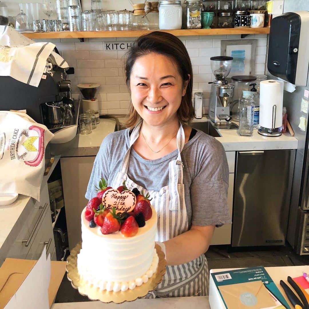 マキ・コニクソンさんのインスタグラム写真 - (マキ・コニクソンInstagram)「Birthday Cakeは”Cake M” で！いつもスペシャルのバースデーケーキをオーダーしています！日本人のパテシエメグちゃんが作るケーキは絶妙な甘さで本当に美味しいの！🎂リクエストしたらオリジナルケーキも作ってくれますよ！メグちゃん有難う御座いました！🙏🏻安定した美味しさでした！ご馳走様でした！🙏🏻 おまけもカードも有難うございました！🙏🏻 嬉しかった！😊もっと頑張れる！💪🏼 #ハワイの美味しいお店のおすそ分け🤙🏼 #頑張れロコビジネス💪🏼」4月5日 17時24分 - makikonikson