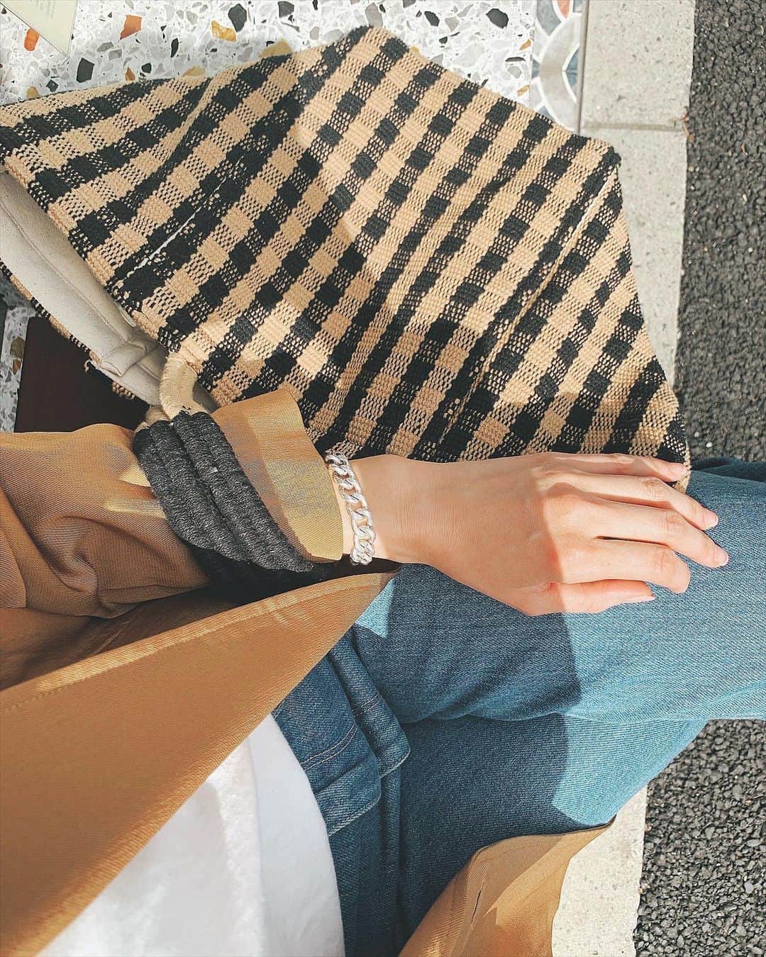 乙黒えりのインスタグラム：「買い出し以外は外出しない生活。 毎日緊張状態が続いていますね.. 私は昨日、原因不明の頭痛で... なんだろう、疲れかな。 寝たら治りましたけど！笑 熱もないので。 緊張状態、自律神経の乱れは腸活にも悪影響ですからできるだけリラックス〜ですね☺️ 毎日決まった時間に寝て良質な睡眠たっぷりとって免疫力あげていきたいと思います⤴️ みなさんも少しでもリラックスする時間を心がけてくださいね♡ 私は子供が寝た後に、アロマオイルを持って、音楽やラジオを聴いて電気を暗くして入浴するようにしています。 料理はできるだけ手抜きにしてます！ 大人はブランチと夕飯で2食。 (子供は3食ですが簡単なもの) 自粛生活ゆるっと頑張りましょう😌 少しでもみなさんのお役に立てそうな記事書きたくて、 今回からは免疫についてかいてます⬇︎ @yourkins_official  甘酒飲んで免疫力高めてくださいね♡  #買い物に便利 #エコバックと二個持ち #大きめのバッグ #lilascampbell #hvfn  #3月に届いたのに使う機会なくてスーパー用になってる #夏にはおでかけしたいね」
