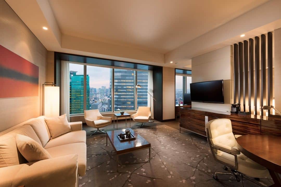 Conrad Tokyoのインスタグラム：「ダイナミックな高層ビル群を一望するゆったりとした空間。 The suite offers stunning Japanese inspired decor and panoramic views overlooking the skyscrapers of Ginza and Shiodome.」