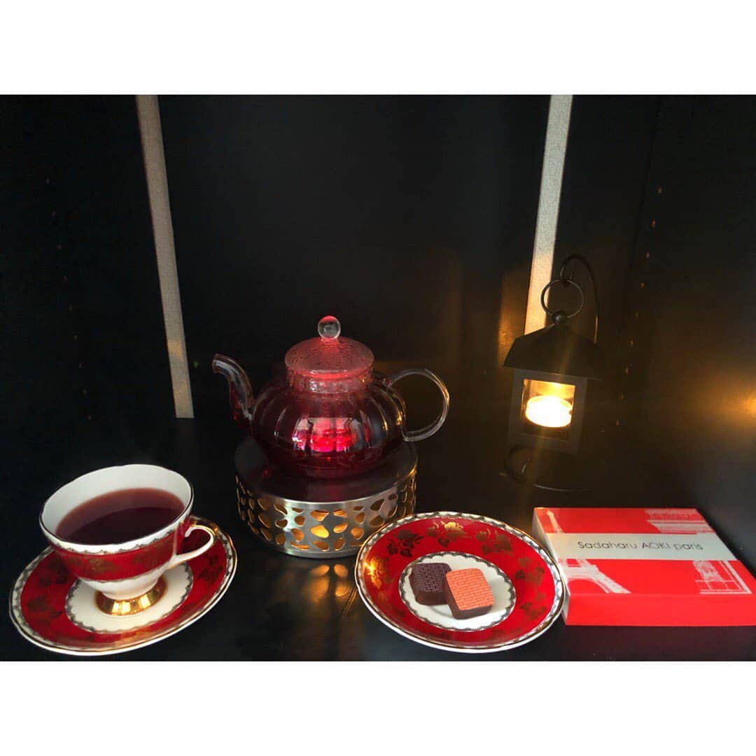 志村玲於さんのインスタグラム写真 - (志村玲於Instagram)「今回は去年の夏頃に載せたホルシュタイナー・グリュッツェというハーブティーにしました。ハイビスカスとニワトコの実が入っていて、ビタミンCが豊富なお茶です。  ショコラは前回に引き続きサダハルアオキさんのショコラで左がマロンカシスというマロンの柔らかなコクとカシスの酸味がマリアージュしていて最高でした！ そして右がパッションというショコラで、こっちは爽やかなフルーティーさがある酸味で両方とも差別化されていて流石の美味しさでした！この二つは是非食べてみてほしいな  ちょっとした豆知識なんだけど、ショコラ(チョコレート)に1番合うお茶はハイビスカスティーなんですよ？ショコラ×酸味の相性は抜群だから覚えておくといいと思います。(テストにでるからね？笑)  #紅茶 #紅茶好き #紅茶Butler #チョコレート #ショコラ」4月5日 17時31分 - reoshimura0129