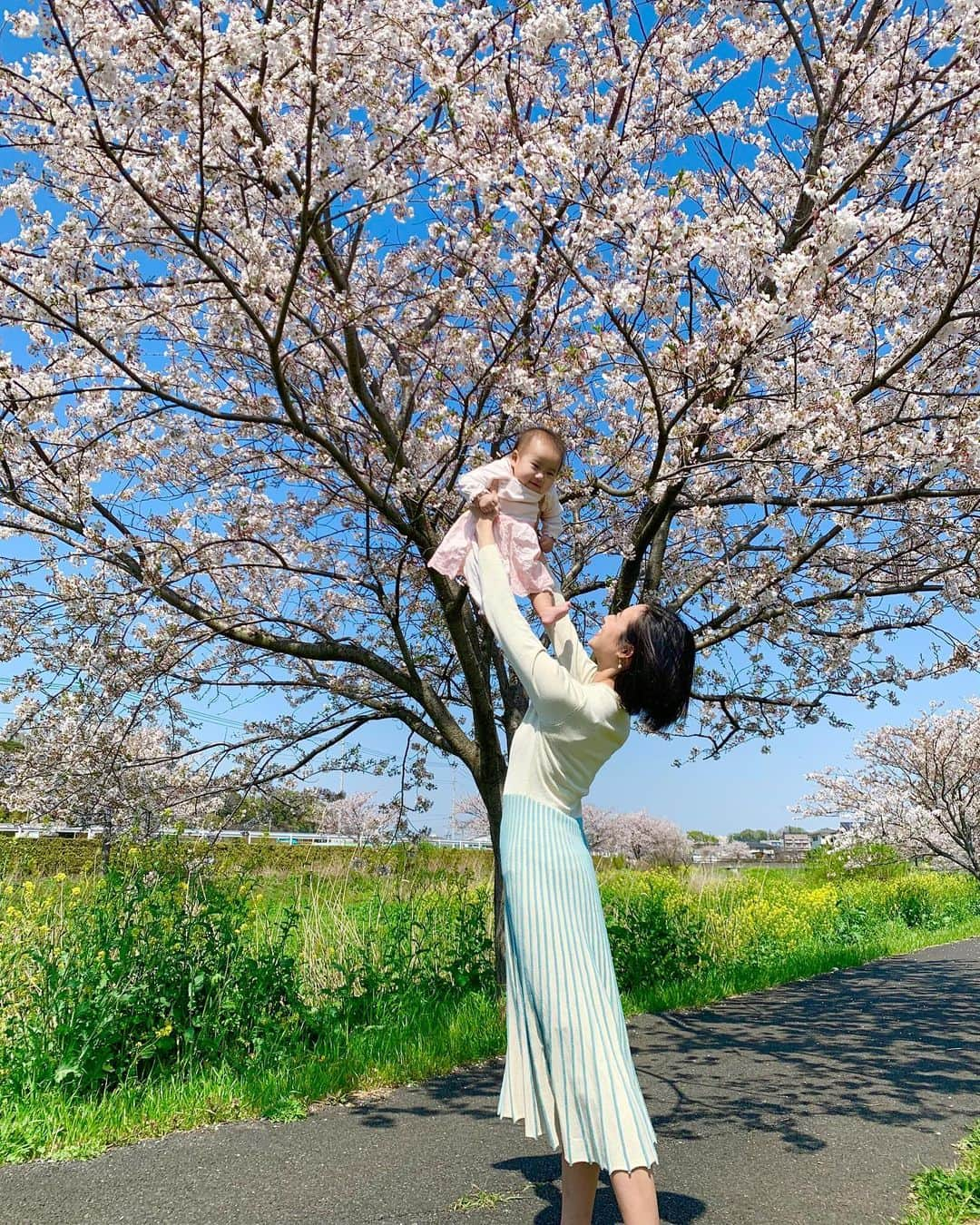 桜井未来さんのインスタグラム写真 - (桜井未来Instagram)「自粛でお家に引きこもりで完全運動不足なので、ママもちょっとは運動を（笑） ・ ・ ・  #女の子ママ #ママ #baby #ママ友募集 #赤ちゃんのいる生活 #ママサークル #ママイベント #ママ会 #都内ママ #ベビスタグラム #mamagirl #ベビフル #コドモダカラ #コドモノ #ママリ #親バカ部 #新米ママ東京部 #ベビモ #花見 #桜 #お花見 #さくら #sakura」4月5日 17時36分 - miki.sakurai0214