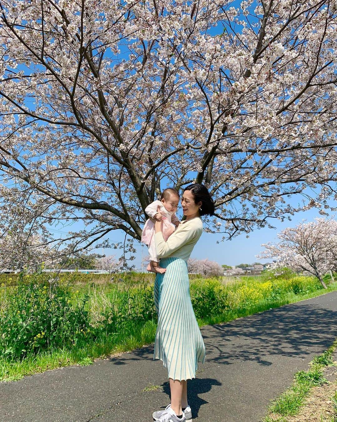 桜井未来さんのインスタグラム写真 - (桜井未来Instagram)「自粛でお家に引きこもりで完全運動不足なので、ママもちょっとは運動を（笑） ・ ・ ・  #女の子ママ #ママ #baby #ママ友募集 #赤ちゃんのいる生活 #ママサークル #ママイベント #ママ会 #都内ママ #ベビスタグラム #mamagirl #ベビフル #コドモダカラ #コドモノ #ママリ #親バカ部 #新米ママ東京部 #ベビモ #花見 #桜 #お花見 #さくら #sakura」4月5日 17時36分 - miki.sakurai0214