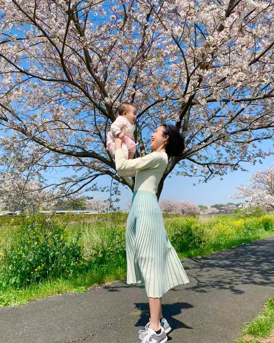 桜井未来さんのインスタグラム写真 - (桜井未来Instagram)「自粛でお家に引きこもりで完全運動不足なので、ママもちょっとは運動を（笑） ・ ・ ・  #女の子ママ #ママ #baby #ママ友募集 #赤ちゃんのいる生活 #ママサークル #ママイベント #ママ会 #都内ママ #ベビスタグラム #mamagirl #ベビフル #コドモダカラ #コドモノ #ママリ #親バカ部 #新米ママ東京部 #ベビモ #花見 #桜 #お花見 #さくら #sakura」4月5日 17時36分 - miki.sakurai0214