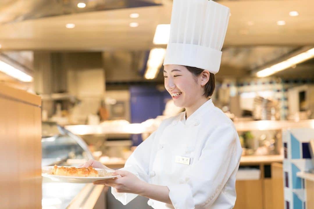 神戸製菓専門学校（公式）さんのインスタグラム写真 - (神戸製菓専門学校（公式）Instagram)「#神戸ポートピアホテル で #ホテルパティシエ として活躍している #神戸製菓専門学校 の卒業生 「お菓子は人を引きつけ、つなげる力を持っています。そんなお菓子の仕事ができるのは、とても幸せなことだと思っています。」 #神戸製菓卒業生 #パティシエ #パティシエール #パティシエになりたい」4月5日 17時38分 - kobeseika_info