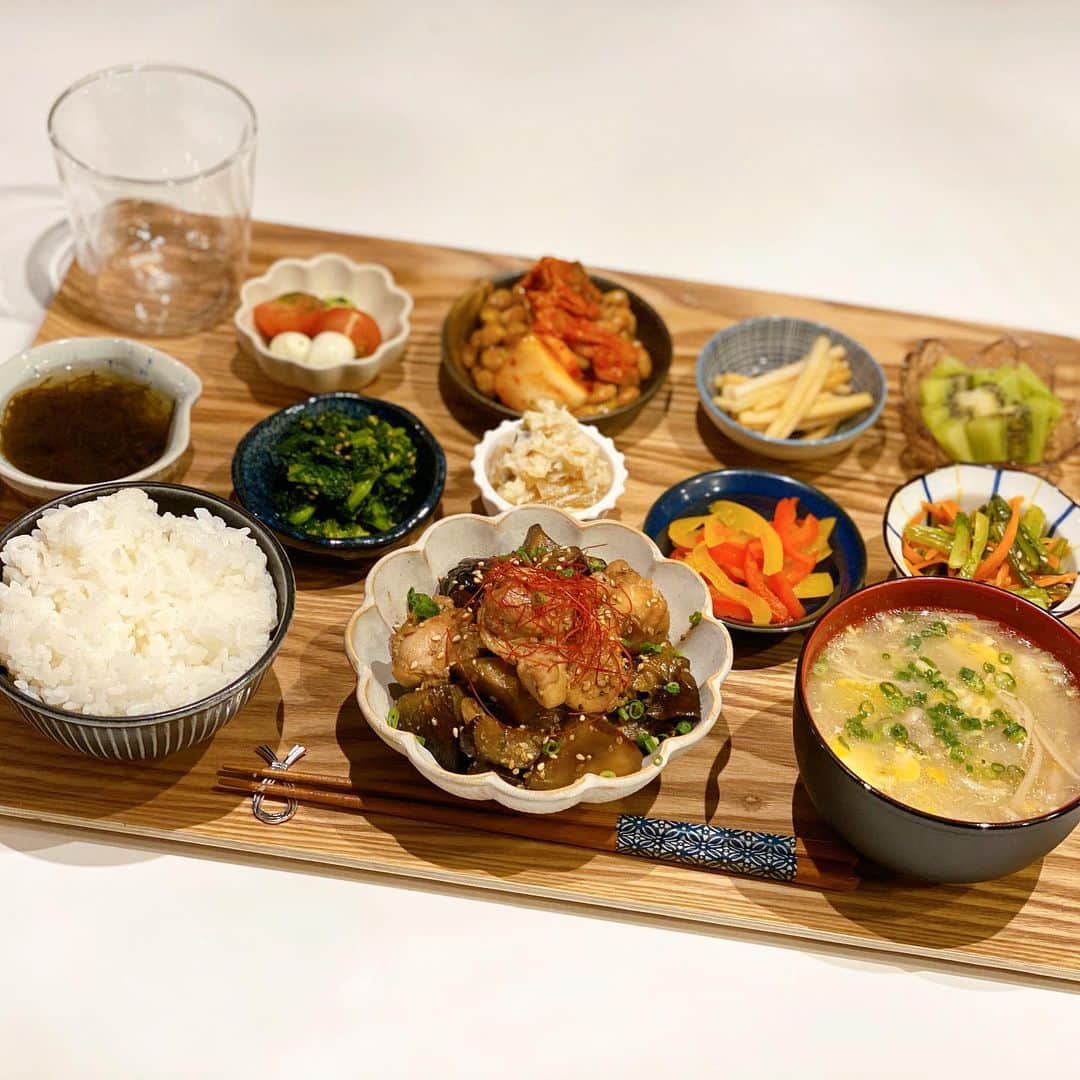 姫野れみのインスタグラム：「#石毛家の食卓 👨🏿‍🍳♡ 大根はおろして娘の離乳食にして 分厚くむいた皮は捨てずに1日漬けて パリパリ美味しいお漬物に☺️♡  🐷#鶏肉と茄子の胡麻甘酢炒め 🐟#数の子とわさび漬け和え 🌼#菜の花の辛子和え 🌶#キムチ納豆 🥒#パプリカのピクルス 🌊#もずく 🥕#小松菜と人参のナムル 🍢#大根の皮のお漬物 🍚#白米 🍲#えのきとネギの卵スープ 🍅#カプレーゼ (ジェノベーゼソース) 🥝#キウイ  #アスリートフードマイスター #料理 #和食 #夕食 #アスリート飯 #夕飯 #夜ご飯 #晩ごはん #夜ご飯 #夕ごはん #夜ごはん #和食ごはん #手作り料理 #手作りごはん #おうちごはん #レシピ #dinner #fcooking」
