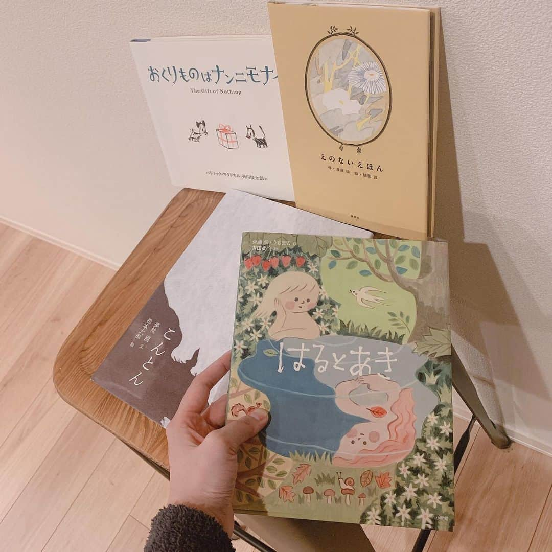 七海ひろきさんのインスタグラム写真 - (七海ひろきInstagram)「☆ 絵本を読むと、心に何かが生まれる瞬間を感じる。 その何かを言葉にするのは難しいし、その何かは、人それぞれ違うものだなって思う。 だからこそ、本は、面白いんだ。 . #おうち時間 #おうち時間を楽しむ #読書 #絵本 #おすすめの絵本 #今日は紅茶」4月5日 17時40分 - hirokinanami773