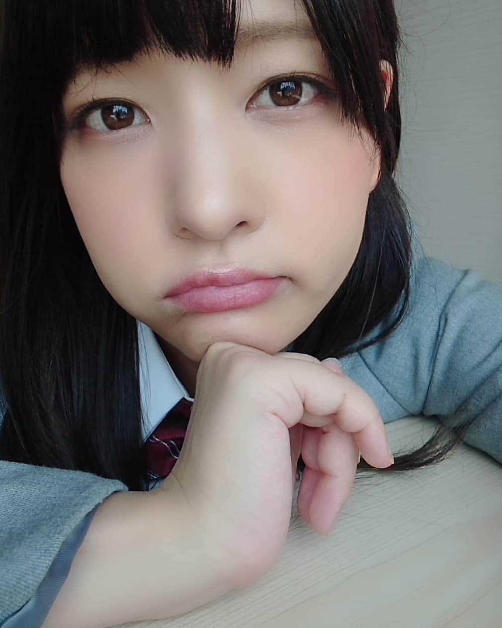 のインスタグラム：「. 最近の私  撮影でJK制服 ピンク映画撮影で山の中 撮影でセーラー服(歯磨き)  ありがたいことにこのご時世でもお仕事いただいてます もちろん対策面は私自身含め撮影現場はきっちりしておりますのでご安心を  いろいろ言われるかもしれませんが、私は特に気にしません みんな滅入ってるのかもしれないし  誰かを叩く行為よりも、自分を守り、誰かを癒す行為をするべき時期だとは思いますけどね ってことで私は変わらず仕事に行って写真もあげて皆様の目と心を癒せたらいいなと思ってます  私自身はどうぶつの森で癒されてますけど」