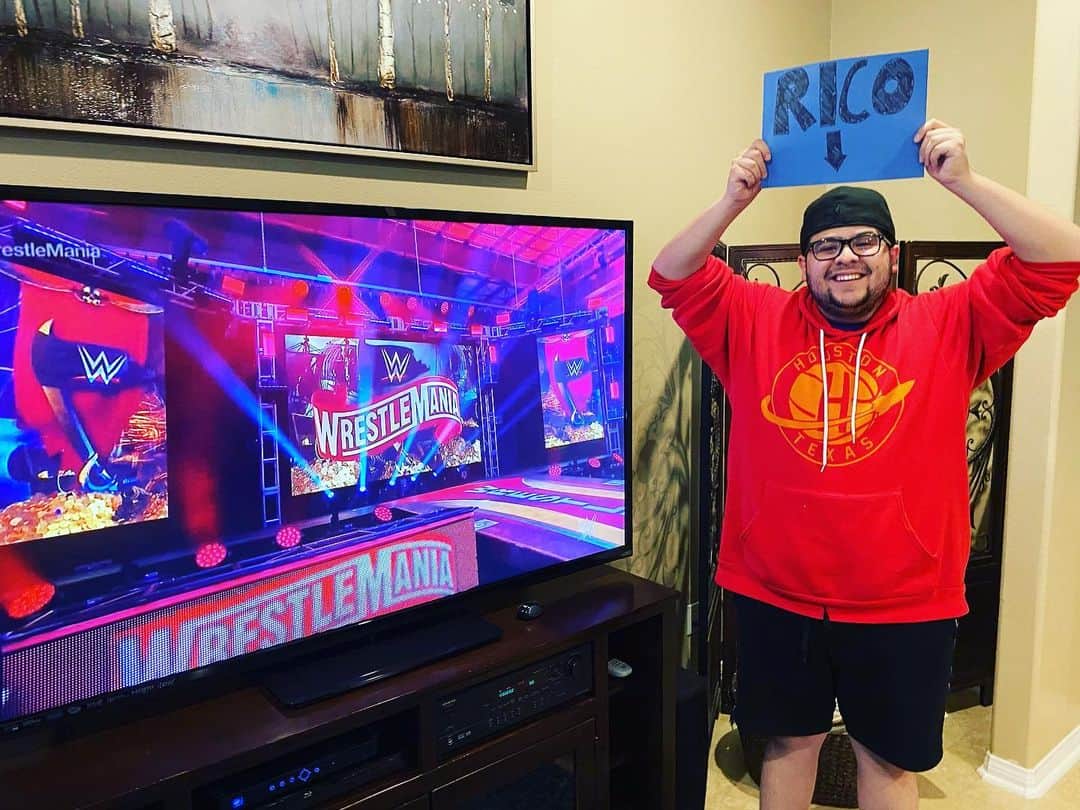 のインスタグラム：「Hey @WWE, if you need to cut to any audience shots...I got you. My signs are ready! #Wrestlemania #WrestlemaniaAtHome」