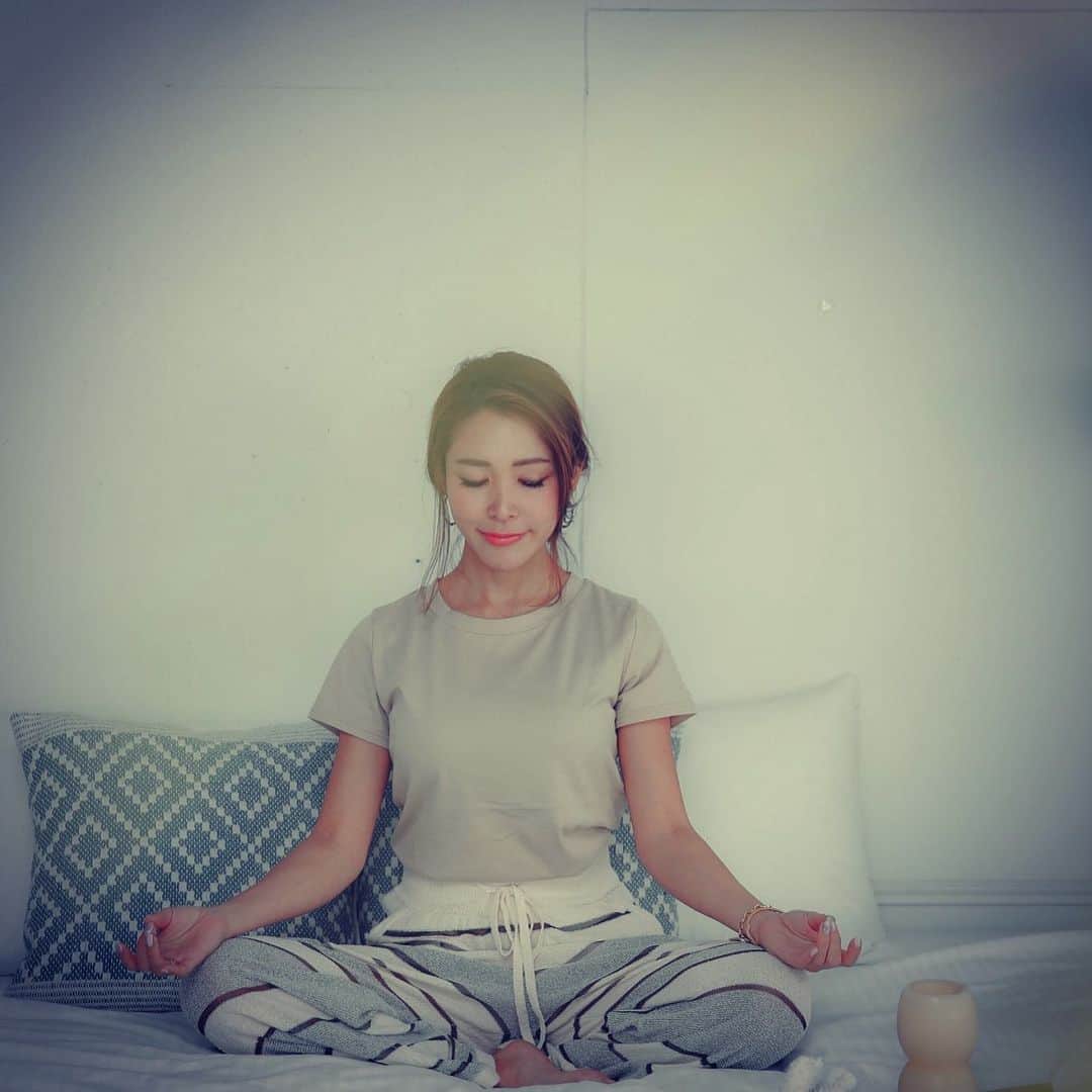 長谷川朋美さんのインスタグラム写真 - (長谷川朋美Instagram)「本日、11時45分は#アセンションタイムで、#世界同時瞑想 が行われます🧘‍♀️ ・ 是非一緒に瞑想しましょう。 詳しくは今朝のBlogをご覧ください。 ・ あまりスピリチュアルに偏って 発信をしたくないのですが、 個人的に瞑想の効果を信じています。 ・ 実際に瞑想によって様々な 奇跡的な経験を してきたことがあります。 ・ 過去に世界的に有名な TM瞑想を習得しております。 ・ 今、私たちにできること、 一人一人が人類の未来を 世界・地球の未来を 考えた選択を・・・ ・ #瞑想 #meditation #祈り #prayfortheworld #pray #コロナ #パンデミック #ascension #アセンション」4月5日 9時16分 - hasegawa.elena.tomomi