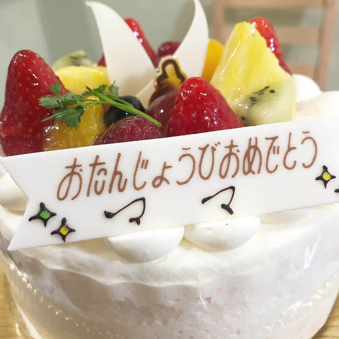 渋谷凪咲さんのインスタグラム写真 - (渋谷凪咲Instagram)「先日、お母さんのお誕生日でした🎂✨ . このケーキはパパが買ってきてくれたんです☺️ . . この日、私のお仕事が終わってからパパに . . 👧🏻『今日ままの誕生日やからなんかしないとなあ〜♪』 . と電話すると、 . 👨🏻『あ！ぱぱ、ままの好きなケーキ買ってるよ！  やからとりあえず帰っておいで！』 . と言われ、ぱぱ優しいなあと思い電話を切りました！ . . そしたらすぐにパパから電話がかかってきて、 凄い勢いで . 👨🏻💦『ままにケーキの事ゆったらあかんで！！ままにケーキの事ゆったらあかんで！！サプライズやからな！！！』 . . と大慌てで電話がきました😂笑 . . いつも節約や節約や〜☺️ と言って、100均の老眼と100均のキャップを 被っているぱぱ。笑 . . だけどその日は、いいケーキ屋さんで、 ままの大好きな生クリームのケーキを買ってくれた 優しいぱぱ🥰 . . ままも凄く喜んでて、 . . 🧑🏻『じゃあロウソクつけよっか❣️』 . と言ってロウソクを見ると凄い量が入っていて、 . 🧑🏻💦『ぱぱ！ロウソク凄い入ってるよ！！』 . と言うと . 👨🏻『ままの年齢分やがな〜』 . と言い、 . 🧑🏻『パパ！こんなにいりません！笑』 . となって、結局一本のロウソクでお祝いしました☺️笑笑 . . ぱぱとままの好きな所は、お互いを尊重し尊敬し合い、お互いを想い合っている所です🧑🏻👨🏻💕 . . 以前ぱぱに、ままのどんな所が好きなん〜？ . と聞くと、 . 👨🏻『ままは人がええやろ？人が良すぎて損する時も 　あるけど、ままの心優しい所が好きなんや〜！ ほんでまま可愛いやろ？？』 . と言い、横にいたままは顔を真っ赤にして . 🧑🏻『も〜、、ぱぱ〜💦』 . と言ってる所を見て、 私もこんな夫婦になりたいなと心から思いました☺️💕 . . . そんなお誕生日を迎えたままは、 おっちょこちょいのド天然ままですが、 本当に心優しくてあたたかい人なんです☺️ . ままがいるだけで周りがほっこりする☺️ . でも母としての強さと覚悟があって、 私も大人になったらままのようなままになりたいです☺️ . そんな女性としても母としても尊敬する、 大好きなままです🌼 . . まま、お誕生日おめでとう！ そしていつもありがとう☺️ . この活動をままとぱぱが支えて応援してくれて、 とっても楽しんでくれているので、 もっと両親に楽しんでもらえるように、 親孝行のプレゼントが出来るように私も日々 頑張ります☺️❣️ . . #渋谷家日記🐈 #お誕生日 #まま #ぱぱ #いつもありがとう！ #サプライズ #ケーキ #100均 #夫婦 #理想の夫婦」4月5日 9時18分 - nagisa_nikoniko
