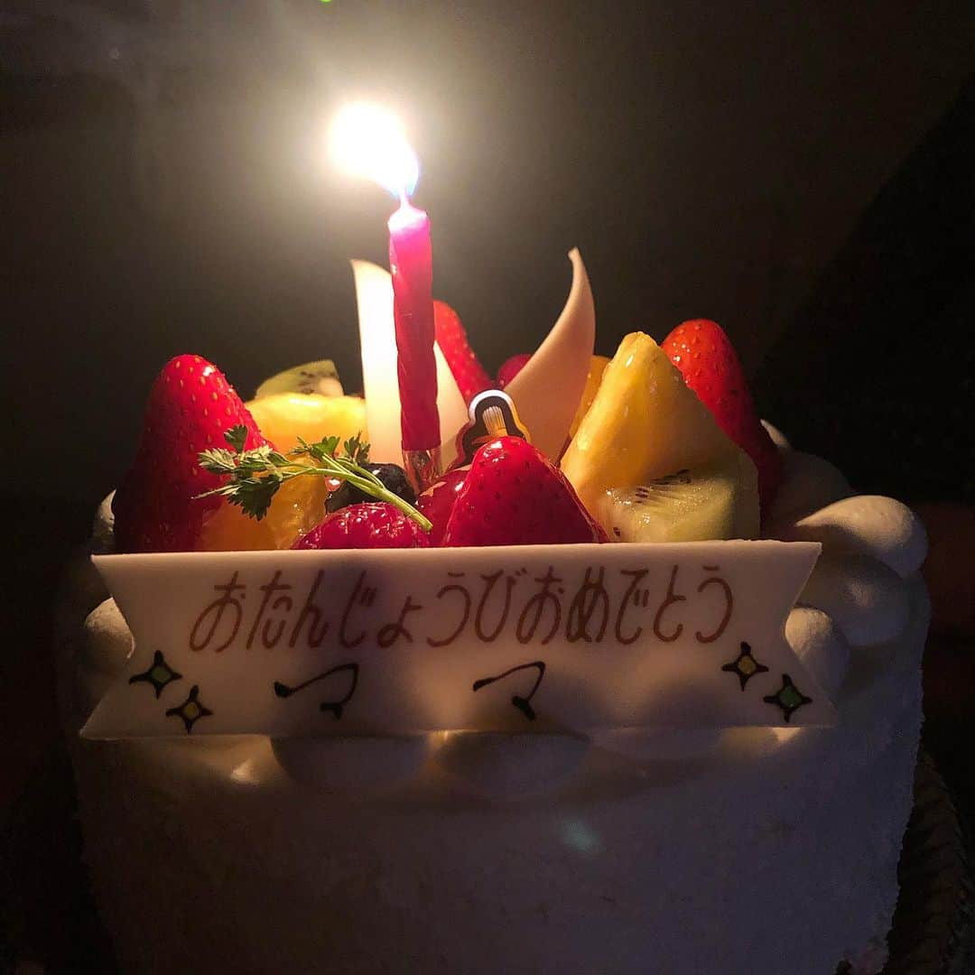 渋谷凪咲さんのインスタグラム写真 - (渋谷凪咲Instagram)「先日、お母さんのお誕生日でした🎂✨ . このケーキはパパが買ってきてくれたんです☺️ . . この日、私のお仕事が終わってからパパに . . 👧🏻『今日ままの誕生日やからなんかしないとなあ〜♪』 . と電話すると、 . 👨🏻『あ！ぱぱ、ままの好きなケーキ買ってるよ！  やからとりあえず帰っておいで！』 . と言われ、ぱぱ優しいなあと思い電話を切りました！ . . そしたらすぐにパパから電話がかかってきて、 凄い勢いで . 👨🏻💦『ままにケーキの事ゆったらあかんで！！ままにケーキの事ゆったらあかんで！！サプライズやからな！！！』 . . と大慌てで電話がきました😂笑 . . いつも節約や節約や〜☺️ と言って、100均の老眼と100均のキャップを 被っているぱぱ。笑 . . だけどその日は、いいケーキ屋さんで、 ままの大好きな生クリームのケーキを買ってくれた 優しいぱぱ🥰 . . ままも凄く喜んでて、 . . 🧑🏻『じゃあロウソクつけよっか❣️』 . と言ってロウソクを見ると凄い量が入っていて、 . 🧑🏻💦『ぱぱ！ロウソク凄い入ってるよ！！』 . と言うと . 👨🏻『ままの年齢分やがな〜』 . と言い、 . 🧑🏻『パパ！こんなにいりません！笑』 . となって、結局一本のロウソクでお祝いしました☺️笑笑 . . ぱぱとままの好きな所は、お互いを尊重し尊敬し合い、お互いを想い合っている所です🧑🏻👨🏻💕 . . 以前ぱぱに、ままのどんな所が好きなん〜？ . と聞くと、 . 👨🏻『ままは人がええやろ？人が良すぎて損する時も 　あるけど、ままの心優しい所が好きなんや〜！ ほんでまま可愛いやろ？？』 . と言い、横にいたままは顔を真っ赤にして . 🧑🏻『も〜、、ぱぱ〜💦』 . と言ってる所を見て、 私もこんな夫婦になりたいなと心から思いました☺️💕 . . . そんなお誕生日を迎えたままは、 おっちょこちょいのド天然ままですが、 本当に心優しくてあたたかい人なんです☺️ . ままがいるだけで周りがほっこりする☺️ . でも母としての強さと覚悟があって、 私も大人になったらままのようなままになりたいです☺️ . そんな女性としても母としても尊敬する、 大好きなままです🌼 . . まま、お誕生日おめでとう！ そしていつもありがとう☺️ . この活動をままとぱぱが支えて応援してくれて、 とっても楽しんでくれているので、 もっと両親に楽しんでもらえるように、 親孝行のプレゼントが出来るように私も日々 頑張ります☺️❣️ . . #渋谷家日記🐈 #お誕生日 #まま #ぱぱ #いつもありがとう！ #サプライズ #ケーキ #100均 #夫婦 #理想の夫婦」4月5日 9時18分 - nagisa_nikoniko