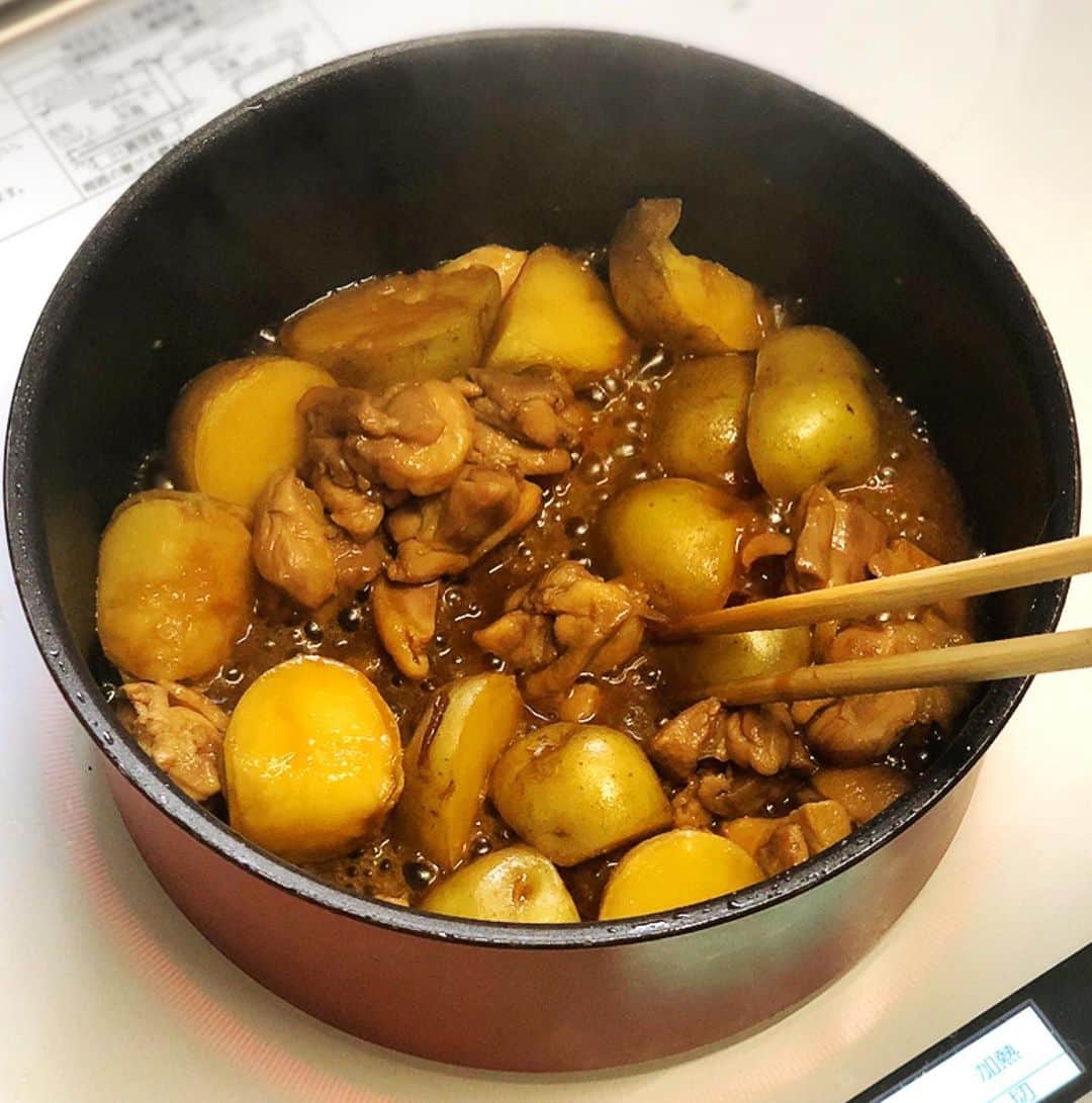Mizuki【料理ブロガー・簡単レシピ】さんのインスタグラム写真 - (Mizuki【料理ブロガー・簡単レシピ】Instagram)「・﻿ 【レシピ】ーーーーーーーーー﻿ ♡鶏肉と新じゃがの照り煮♡﻿ ーーーーーーーーーーーーーー﻿ ﻿ ﻿ おはようございます(*^^*)﻿ ﻿ 今日は旬の新じゃがを使ったレシピ﻿ ［鶏肉と新じゃがの照り煮］を﻿ ご紹介させていただきます♩﻿ こっくりと旨味満点の甘辛味で﻿ とってもごはんに合いますよ♡﻿ ﻿ お鍋ひとつで簡単にできるので﻿ よかったらお試し下さいね(*´艸`)﻿ ﻿ ﻿ ﻿ ーーーーーーーーーーーーーーーーーーー﻿ 【2〜3人分】﻿ 鶏もも肉...1枚(250g)﻿ 新じゃが...小5個(300g)﻿ ごま油...小1﻿ ●水...200ml﻿ ●酒・みりん...各大2﻿ ●砂糖...大1/2﻿ 醤油...大1.5﻿ (あれば)万能ねぎ...適量﻿ ﻿ 1.新じゃがは皮ごと綺麗に洗って3cm大に切る。鶏肉は3cm大に切る。﻿ 2.鍋にごま油を入れて中火で熱し、1を炒める。鶏肉の色が変わったら●を加え、煮立ったらフタをして弱めの中火で10分煮る。﻿ 3.フタを外し、醤油を加えて中火にし、煮汁が少なくなるまで煮る(約10分)。器に盛り、斜め切りにしたねぎをのせる。﻿ ーーーーーーーーーーーーーーーーーーー﻿ ﻿ ﻿ ﻿ 《ポイント》﻿ ♦︎煮詰め具合はお好みですが、すぐに食べる時は照りが出るまで煮詰め、作り置きする場合はある程度煮汁を残しておくのがおすすめです♩﻿ ♦︎工程3ではフタなしで汁気を飛ばすように煮て下さい♩ ﻿ ﻿ ﻿ ﻿ ﻿ ﻿ おうちで過ごす時間が長くなった今﻿ 少しでもお役に立てますようにm(_ _)m﻿ ↓﻿ ＿＿＿＿＿＿＿＿＿＿＿＿＿＿＿＿＿＿＿﻿ 📕\ \ 発売中 / /📕﻿ 簡単・時短！ 毎日のごはんがラクになる﻿ ✨🦋 【 #Mizukiの今どき和食 】🦋✨﻿ ＿＿＿＿＿＿＿＿＿＿＿＿＿＿＿＿＿＿＿﻿ ﻿ なるべく少ない材料で﻿ 手間も時間も省きながら﻿ 簡単にできるおいしい和食レシピ♩﻿ 簡単に失敗なくマスターできる一冊で﻿ もっと気軽に、カジュアルに﻿ 和食を楽しんで下さいね(*^^*)﻿ ﻿ ﻿ ーーー ⭐️PART.1 メインおかず ⭐️ーーー﻿ 素材別にレシピをご紹介しています♩﻿ 和食の定番から新定番まで﻿ どれも押さえておきたいメニューばかり。﻿ 肉じゃがはフライパンで！﻿ 焼き豚はレンジで！﻿ ぶり大根は切り身を使って手軽に作ります♩﻿ ﻿ ーーー ☘️PART.2 サブおかず ☘️ーーー﻿ 年中手に入るお手頃野菜と﻿ 乾物や大豆、こんにゃくなどを使った﻿ 副菜レシピをたっぷり掲載！！﻿ 普段SNSではメインおかずばかりなので﻿ 本では副菜にも力を入れています(*^^*)﻿ ﻿ ーーー 🌸PART.3 ごはんと汁物 🌸ーーー﻿ ささっと作れる丼と麺、﻿ みんなで食べたいいなり寿司や﻿ 手巻きごはんもご紹介！﻿ 複数の炊き込みごはんと﻿ 味噌汁&和風スープも盛りだくさん！﻿ ﻿ ﻿ 各レシピのポイントは﻿ 【写真付きで丁寧に解説】﻿ 副菜レシピもたっぷりなので﻿ 【メインページに副菜メモもつけました】﻿ ＊このメインにはこの副菜が合いますよ〜﻿ という献立の提案です(*^^*)﻿ 【その他コラムも充実】﻿ 全127品中ほぼ全て﻿ 【本だけのレシピです！】﻿ ﻿ ＿＿＿＿＿＿＿＿＿＿＿＿＿＿＿＿＿＿＿﻿ ﻿ ⭐️ストーリー、ハイライト、プロフ画面に﻿ 本のURLを貼らせていただいております♩﻿ →(@mizuki_31cafe )﻿ ﻿ ＿＿＿＿＿＿＿＿＿＿＿＿＿＿＿＿＿＿＿﻿ ﻿ ﻿ ﻿ ﻿ ﻿ #鶏肉#じゃがいも#新じゃが#煮物#春休み#ランチ#うちで過ごそう#おうち時間#Mizuki#簡単レシピ#時短レシピ#節約レシピ#料理#レシピ#フーディーテーブル#おうちごはん#おうちカフェ#デリスタグラマー#料理好きな人と繋がりたい#料理ブロガー#おうちごはんlover#マカロニメイト#foodpic#follow#cooking#recipe#lin_stagrammer#鶏肉と新じゃがの照り煮m」4月5日 9時22分 - mizuki_31cafe