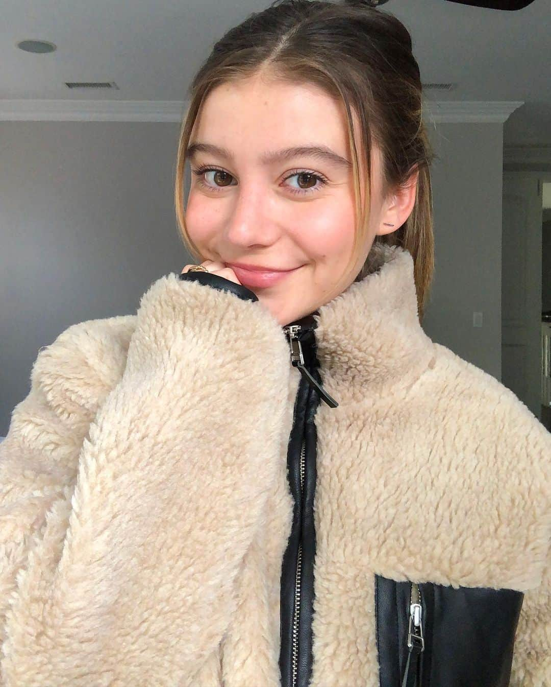 G・ハネリウスさんのインスタグラム写真 - (G・ハネリウスInstagram)「💫 comfy cozy in this blanket/jacket from @aninebingofficial」4月5日 9時24分 - ghannelius