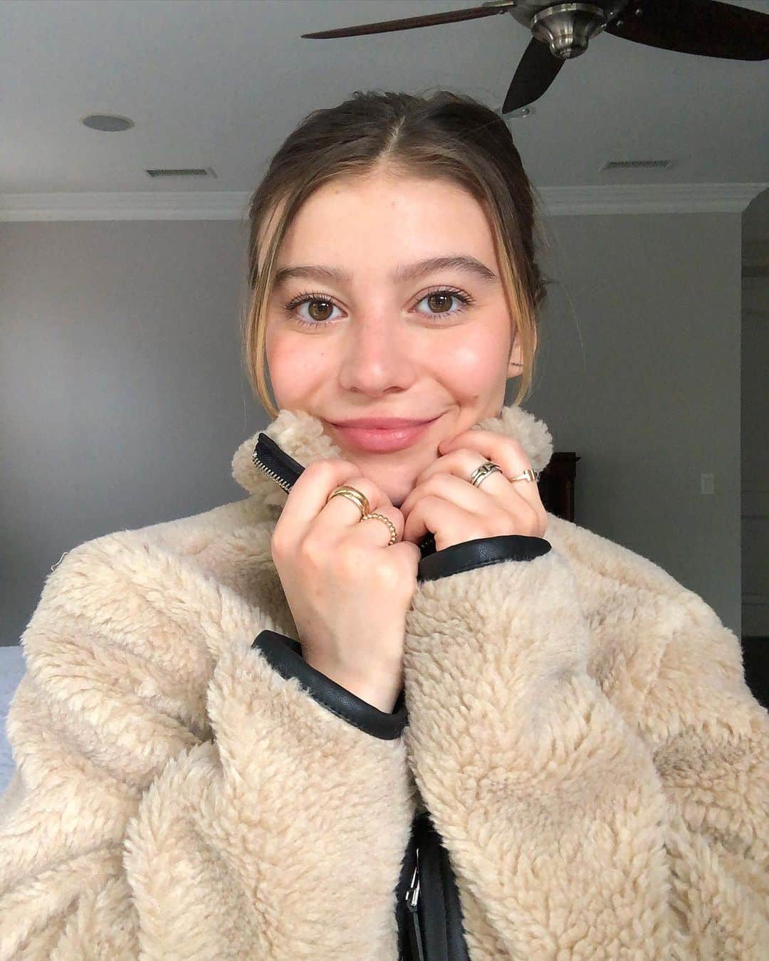 G・ハネリウスさんのインスタグラム写真 - (G・ハネリウスInstagram)「💫 comfy cozy in this blanket/jacket from @aninebingofficial」4月5日 9時24分 - ghannelius