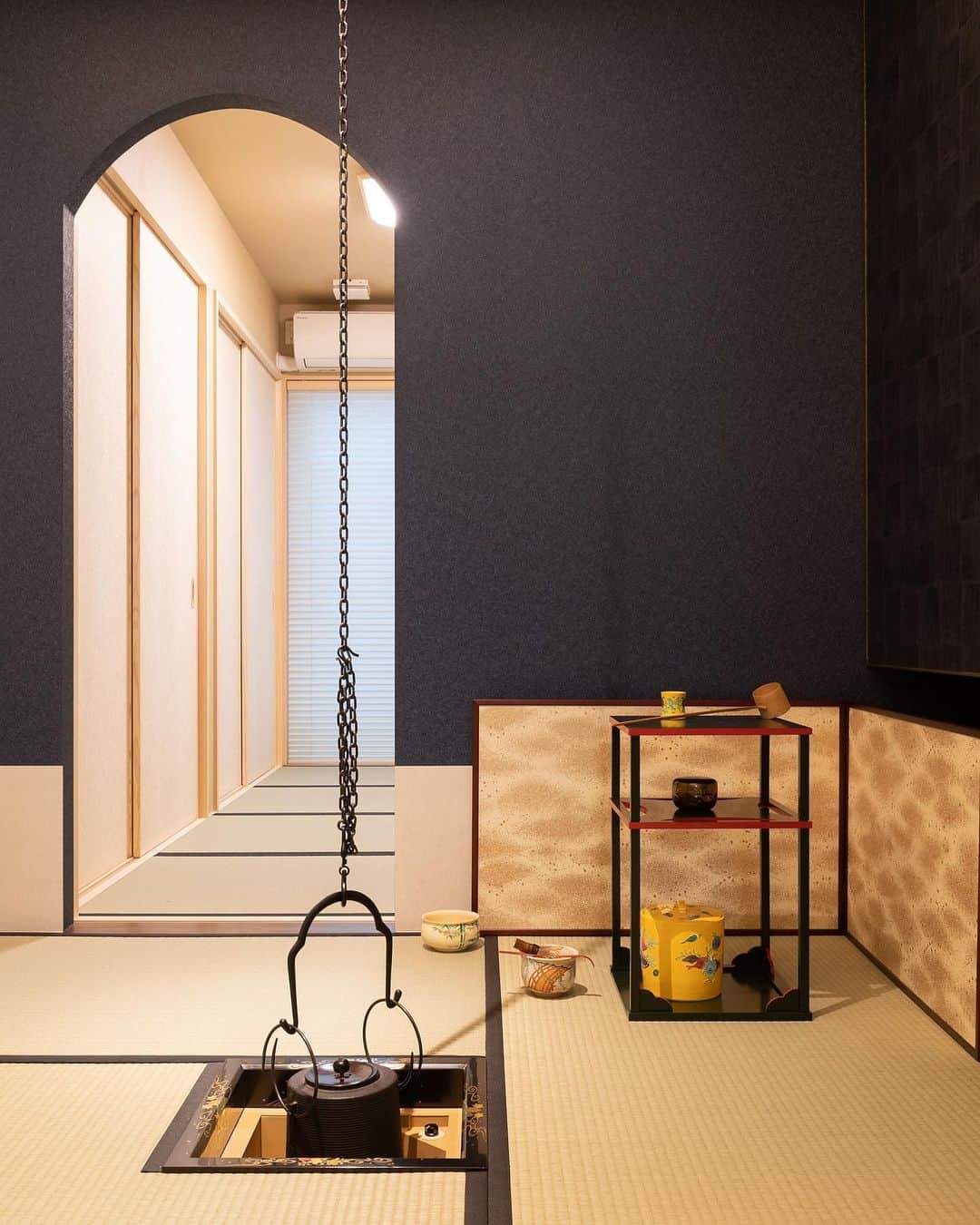 デザオ建設さんのインスタグラム写真 - (デザオ建設Instagram)「固定概念に捉われない、自由な発想のモダンなお茶室。 壁には紺色のクロスを、襖の引き手には松の柄をあしらったものを採用されました。細部にまでこだわった上質な空間です。 . . ＊他の施工事例はこちら🏠 @dezao_kensetsu . . #注文住宅 #マイホーム #インテリア #新築 #家 #住宅 #interior #建築 #house #design #工務店 #マイホーム計画 #デザイン #architecture  #暮らし #茶室 #home #家づくり #interiordesign #se構法 #住まい #施工事例 #一戸建て #myhome #デザオ建設 #引き手 #襖 #和室 #和室インテリア」4月5日 9時37分 - dezao_kensetsu