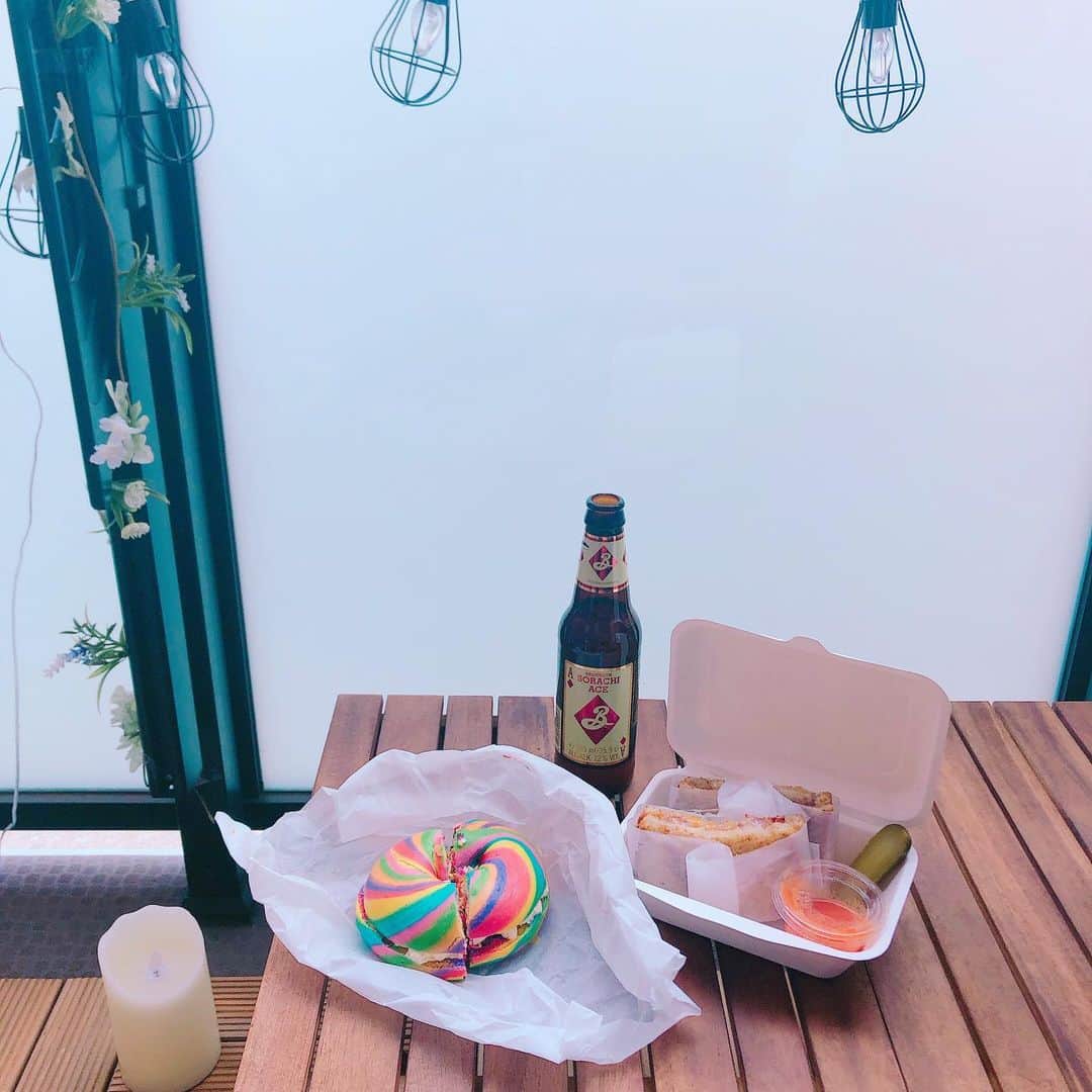 片桐優妃さんのインスタグラム写真 - (片桐優妃Instagram)「ひたすら#ベランピング する毎日💁‍♀️昨日はガーデンシアターもしてました👉👉📺 . 私はゲームがあんまりすきじゃないので作るとか食べるくらいしかすることがないんだけど皆なにしてる？🙌 . #レインボーベーグル #チーズサンド #newnewyorkclub #自由が丘 #おうち時間 #stayhome #ベランダカフェ #おうち喫茶 #ベランピングログ」4月5日 9時32分 - yuki710