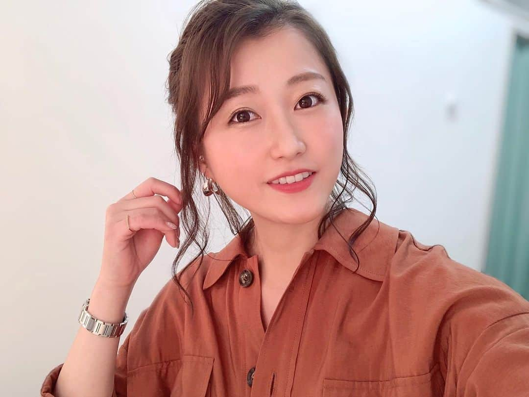 津田麻莉奈さんのインスタグラム写真 - (津田麻莉奈Instagram)「#おはよーちゃん 昨日の衣装とヘアメイク💄✨ 髪は後れ毛を残してまとめてもらいました🥰 トップは編み込みになってます。 メイクは衣装の雰囲気に合わせてゴールド系のアイシャドウを👀✨ 衣装 @brahmin_fsf ⁑ お仕事の方も、お休みの方も、いい日曜日になりますように。馬券も頑張りましょう٩( 'ω' )و ⁑ ⁑ ⁑ #おはよう #jravan #グリーンチャンネル #メイク #ヘアメイク #ツヤ肌 #ツヤ肌メイク #美容　 #競馬  #衣装 #コーデ #サファリシャツ #サファリシャツコーデ  #ootd #outfitoftheday  #coordinate  #makeup  #まりなる #津田麻莉奈」4月5日 9時39分 - tsudamarinal