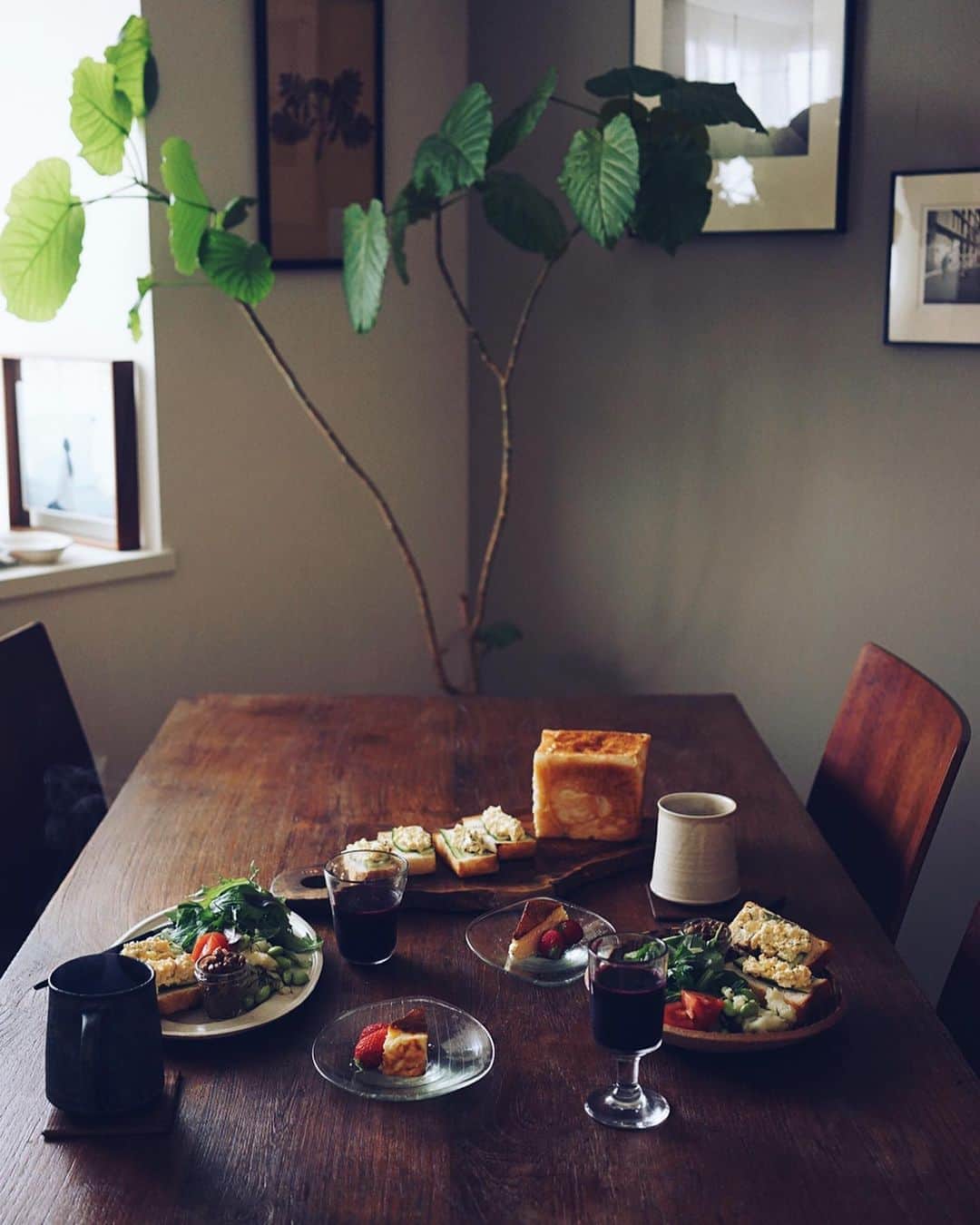 美紀のインスタグラム：「0405 Sunday T's breads morning 今朝はTさんの角食モーニング  胡瓜とたまごのオープンサンド 枝豆ディルポテト レンズ豆のデリ ブルーベリージュース バスクチーズケーキ苺添え  3枚目は昨日はじめて おうちでバスクチーズケーキにチャレンジ バスク旅で何度も食べたケーキ  お菓子作りが苦手な私でも ボール1つでとても簡単 Tさんが家で自転車のってる間に焼き上がり 大喜びでした  レシピは @yoochanpetite  みなさん、よい日曜日を  #Tさんの手作りパン #Tさんの角食」