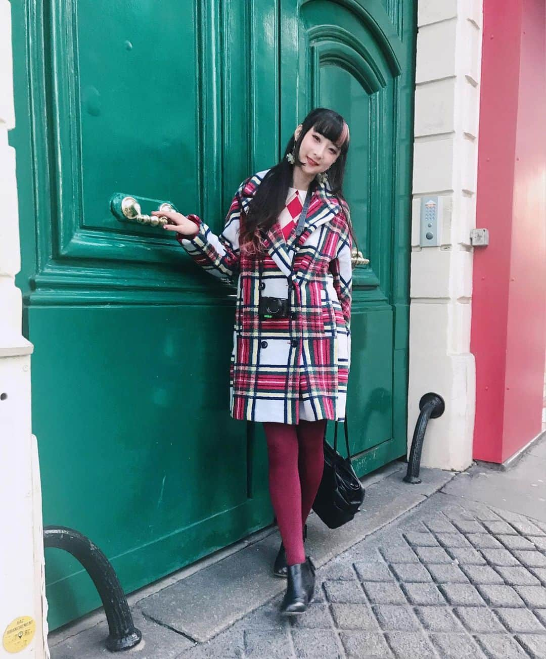 RinRinさんのインスタグラム写真 - (RinRinInstagram)「Paris in December~ good memories✨such a beautiful city! Thanks for spending the day with me @inesarjoun @marietuonetar @miladeblois !  12月のパリ〜いい思い出ばかり✨やっぱりピリおしゃれだね❤️ (📸 by @inesarjoun ) . . Coat: #desigual Dress: #pameopose Tights: #tutuanna Shoes: #jellybeansshoes  Bag: #milk Scarf: #qpot . . 👉🏻 #rinrinootd #rinrininparis . . #rinrindoll #travelparis #paris #paristravel #gallerieslafayette #parischristmas #eiffeltower #levillageroyal #旅行 #パリ #ギャラリーラファイエット #エッフェル塔 #パリクリスマス」4月5日 9時48分 - rinrindoll