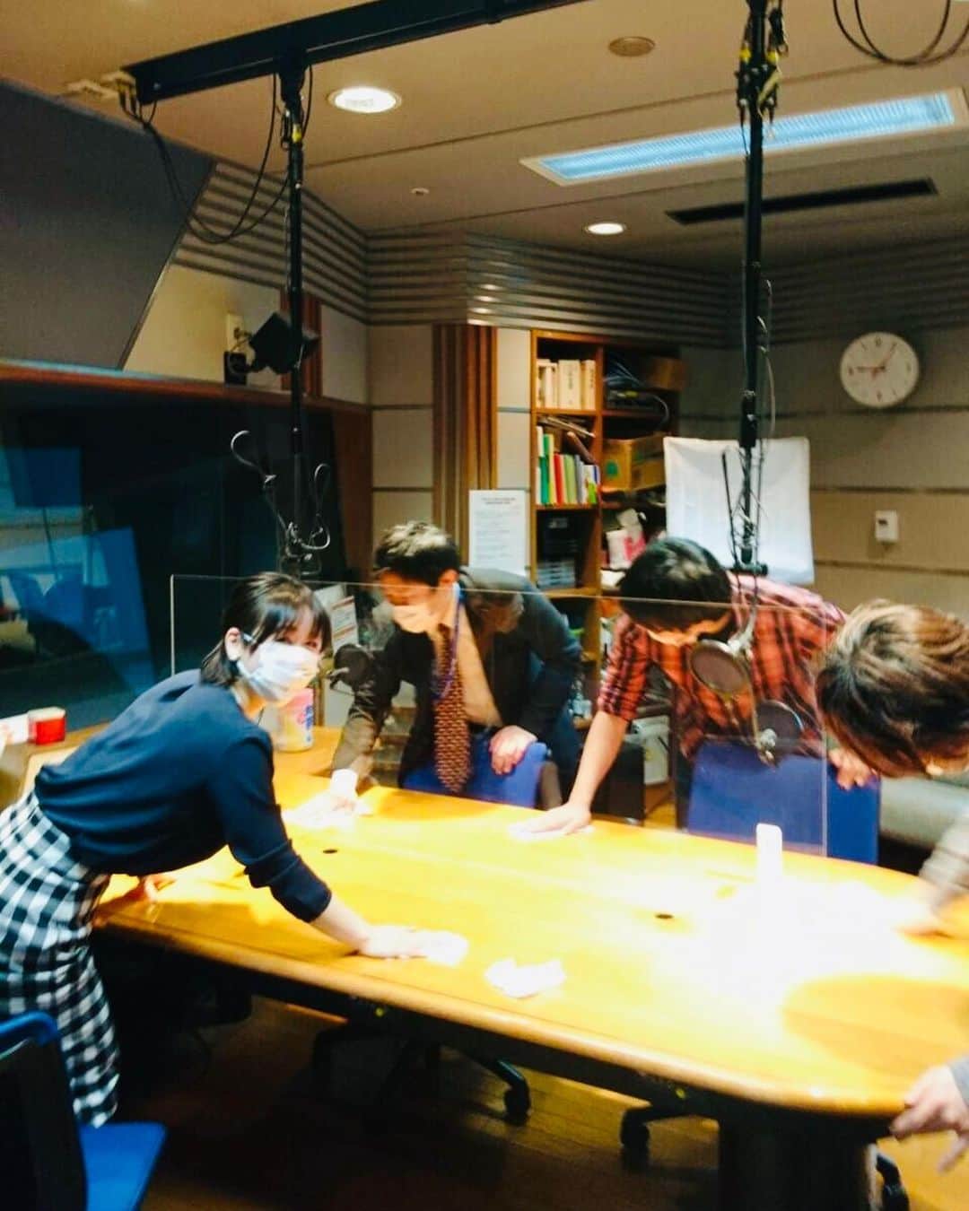 片桐千晶さんのインスタグラム写真 - (片桐千晶Instagram)「‪⁑ 今朝は元バレーボール日本代表の山本隆弘さんをお迎えしました。この身長差🤣笑‬ ‪203cmと153cmのコラボレーションです🏐 . 今週はジャパネットの林さんは自宅からリモート出演。 放送中はアクリル板を挟み、放送終了後はスタッフみんなで除菌🧹対策を取りながらお届けしてます👊☺️ 皆さん体調に気をつけながら頑張りましょう！ . ‪#TBSラジオ #今を生きる楽しさを #ジャパネットたかた #山本隆弘 #林佑美 #片桐千晶 #バレーボール #リモートワーク」4月5日 10時05分 - chiaki.katagiri333