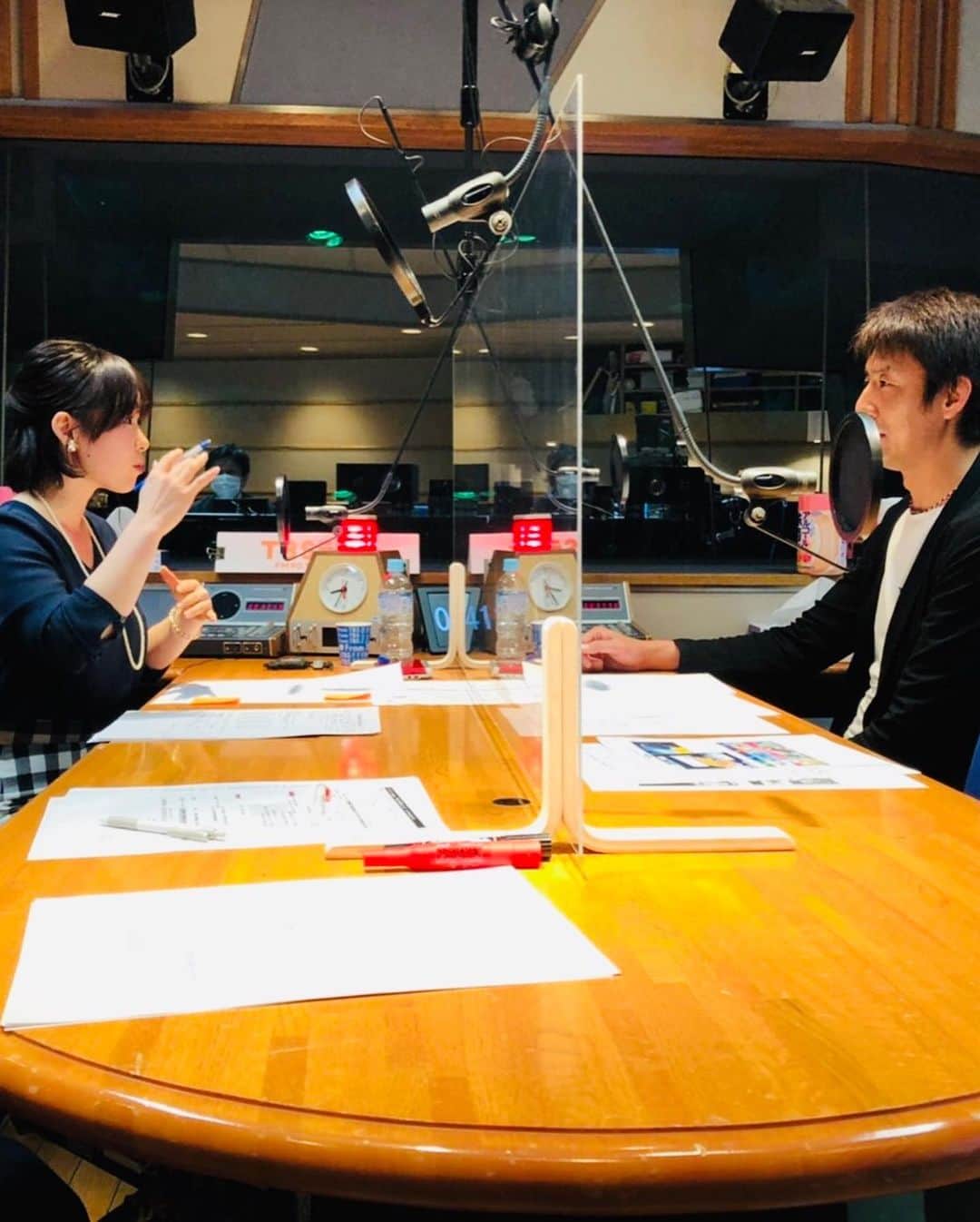 片桐千晶さんのインスタグラム写真 - (片桐千晶Instagram)「‪⁑ 今朝は元バレーボール日本代表の山本隆弘さんをお迎えしました。この身長差🤣笑‬ ‪203cmと153cmのコラボレーションです🏐 . 今週はジャパネットの林さんは自宅からリモート出演。 放送中はアクリル板を挟み、放送終了後はスタッフみんなで除菌🧹対策を取りながらお届けしてます👊☺️ 皆さん体調に気をつけながら頑張りましょう！ . ‪#TBSラジオ #今を生きる楽しさを #ジャパネットたかた #山本隆弘 #林佑美 #片桐千晶 #バレーボール #リモートワーク」4月5日 10時05分 - chiaki.katagiri333