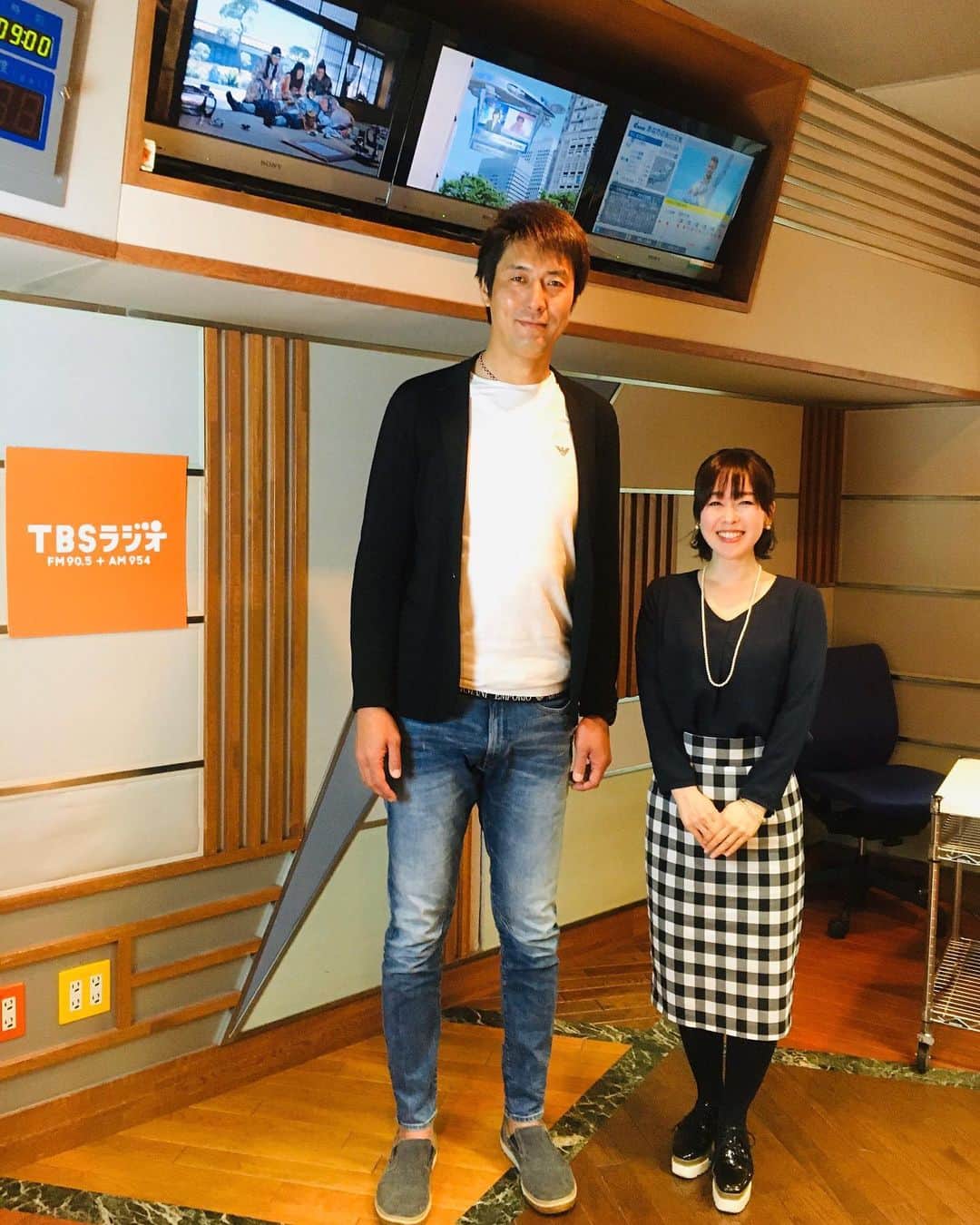 片桐千晶さんのインスタグラム写真 - (片桐千晶Instagram)「‪⁑ 今朝は元バレーボール日本代表の山本隆弘さんをお迎えしました。この身長差🤣笑‬ ‪203cmと153cmのコラボレーションです🏐 . 今週はジャパネットの林さんは自宅からリモート出演。 放送中はアクリル板を挟み、放送終了後はスタッフみんなで除菌🧹対策を取りながらお届けしてます👊☺️ 皆さん体調に気をつけながら頑張りましょう！ . ‪#TBSラジオ #今を生きる楽しさを #ジャパネットたかた #山本隆弘 #林佑美 #片桐千晶 #バレーボール #リモートワーク」4月5日 10時05分 - chiaki.katagiri333