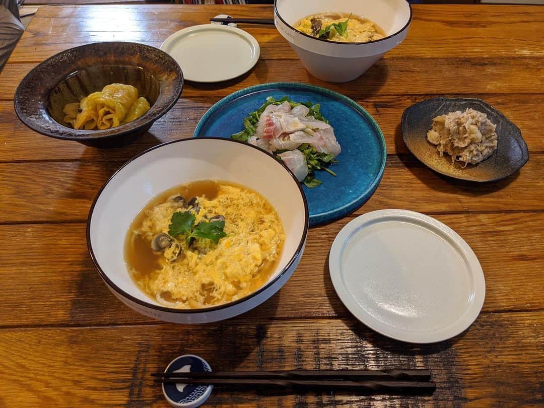 藤田敦子のインスタグラム：「ㅤㅤㅤ 【#blendakitchen 】 毎日こんなんじゃないんです。 昨日は、自分でグルテンフリーの ヌードル使ってラーメン1品のみ。 大好きなカップラーメンの日もある(笑)。 ゆるめたいから引き締める。そんな感じ。 あとは、できるだけ今は買い物も行かなくていいよう プラス一品を控えています。 「足るを知る」と「わたしやればできるやん」 の精神でやらしてもらってます。笑 ㅤㅤㅤ この写真の日の献立は ✔︎しじみ入り卵とじとうどん ✔︎ @miyare38 から教わったキャベツのお浸し ✔︎常に作り置きしてあるポテトサラダ ✔︎せりと三つ葉と鯛の熱々ごま油サラダ」