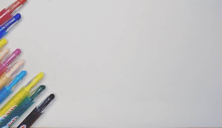 のインスタグラム：「「ままがやってる、あの、なんにもないところからお絵かきがすくすく出来るやつやりたい！」というので よくよく聞いてみたら 作画動画を作りたいのだそうで…… 撮りました まめのはじめての作画動画😆  #お絵かきがすくすくできるやつ #タイムラプス #作品名は秘密基地」