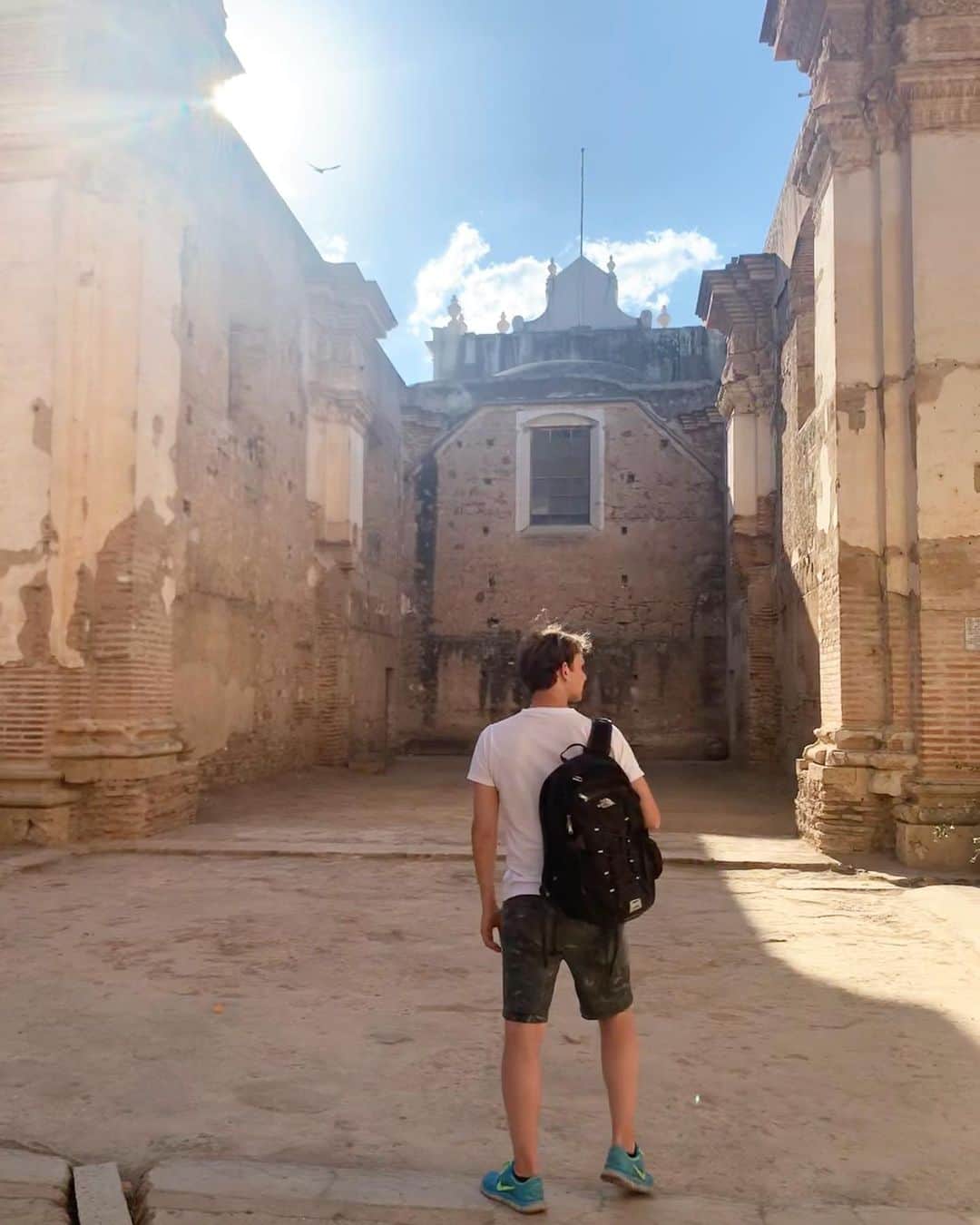 ステファノ・カルーゾのインスタグラム：「Seek the light. Find a way.  Grateful for the places I’ve been and the faces I’ve seen. 🇬🇹 #throwback #vacation #guatemala #hikingadventures #passportready #backpacking #travelgram #vulcanoacatenango #vulcanofuego #timelapse #nature #colors #happysoul #ciaobelli」