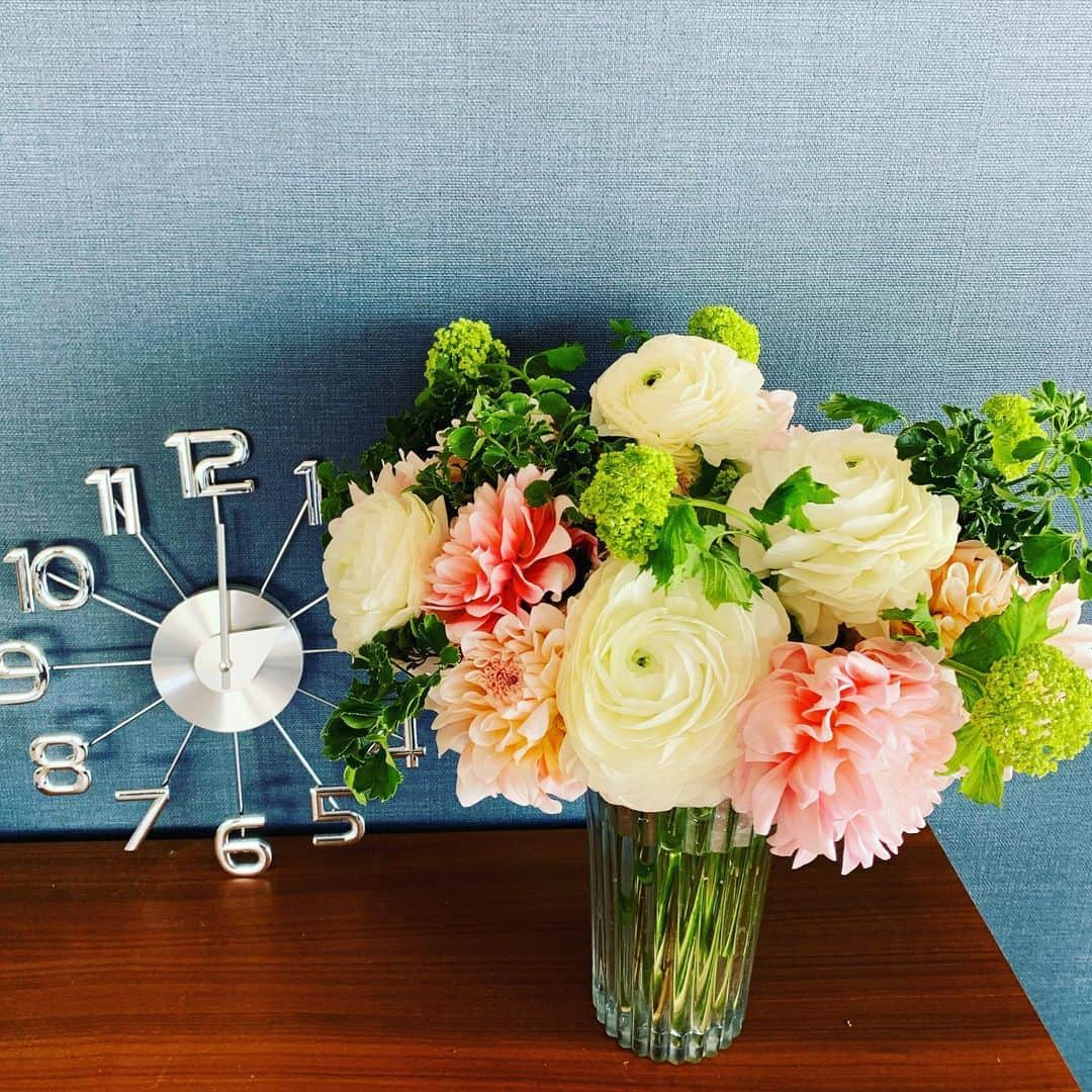 前田典子さんのインスタグラム写真 - (前田典子Instagram)「#お花に癒される💐 コロンと丸っこくて可愛い💕  #ジョージネルソン　#デザイン #geror #壁掛け時計  コンクリートの壁に取り付けられるフック的なモノをまだ購入しておらず 今のところ #置き時計　となっている  #花のある生活 #アットホーム　#ステイホーム #weekend」4月5日 10時19分 - maenorichang