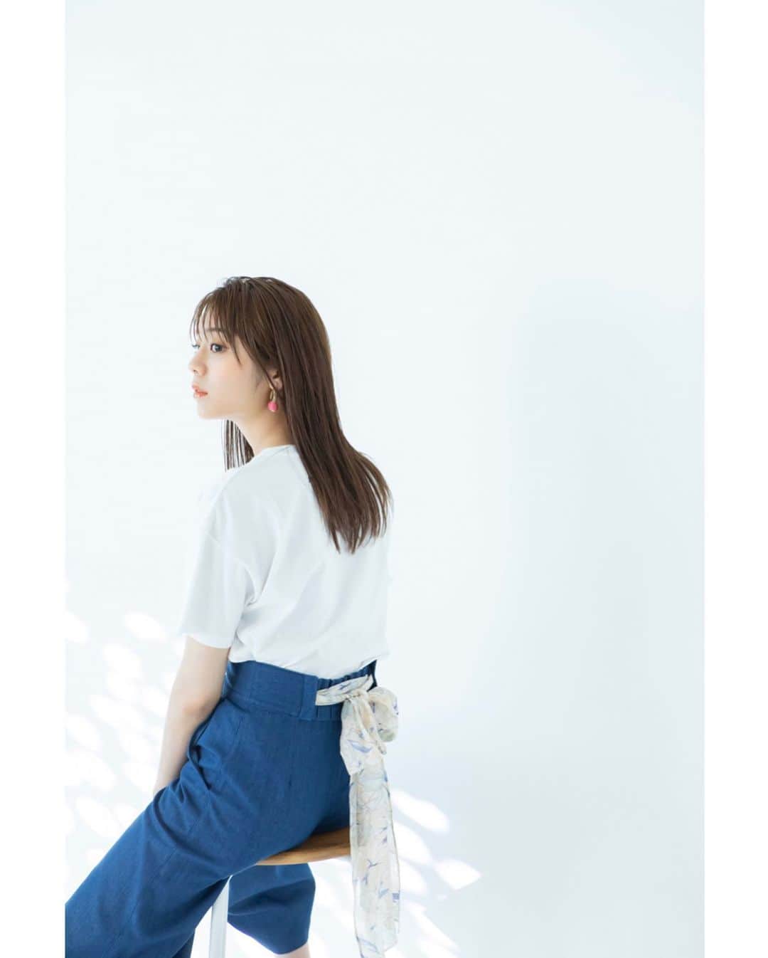 JILL by JILLSTUARTさんのインスタグラム写真 - (JILL by JILLSTUARTInstagram)「・ -𝘑𝘐𝘓𝘓 𝘣𝘺 𝘑𝘐𝘓𝘓𝘚𝘛𝘜𝘈𝘙𝘛- ・ ◻︎𝐒𝐭𝐲𝐥𝐞 𝐁𝐨𝐨𝐤 𝐀𝐩𝐫𝐢𝐥 𝟐𝟎𝟐𝟎◻︎ ・ starring : Asuka Kijima @asuka_kijima ・ #ジルバイ スタイルブック4月号 ♡ ・ 高揚感をもたらす 花柄プリント×ロゴTシャツ。 緊張をほぐすデニムと組み合わせれば カジュアルな服装に花を添えてくれる。 後ろ姿のスカーフリボンで トレンドキーワード 「バックコンシャス」も忘れない。 ・ ⤴︎OFFICIALサイトより 詳細を確認できます。 @jillbyjillstuart_official プロフィールからどうぞ... ・ ———————————————— . ✔︎ スローガンTシャツ 125-0110604 COLOR : White / Beige / Pink ¥4,500 + tax 4月下旬発売予定 . ✔︎ スカーフリボンワイドパンツ 125-0130610 COLOR :  Denim ¥10,900 + tax 4月下旬発売予定 . ✔︎ チェリーイヤリング 125-0195230 COLOR : Clear / Pink ¥3,100 + tax 5月下旬発売予定 . ✔︎ サマーフラットシューズ 125-‬0185207 COLOR : White / Pink ¥15,000 + tax 5月下旬発売予定 . ※店舗によって販売開始日と在庫数が 異なる商品がございます。 詳しくはお近くの店舗までお問い合わせ下さい。 ※撮影状況や光の当たり具合により 色味が実物と異なる場合がございます。 予めご了承ください。 ———————————————— ・ #jillbyjillstuart #stylebook #lookbook #April #2020SS #webcatalog #Spring #カタログ #ジルバイジルスチュアート . #貴島明日香 . @jillbyjillstuart_official @jillbyjillstuart_style ・ THANKS for YOUR Following, JILL by JILLSTUART」4月5日 10時46分 - jillbyjillstuart_official