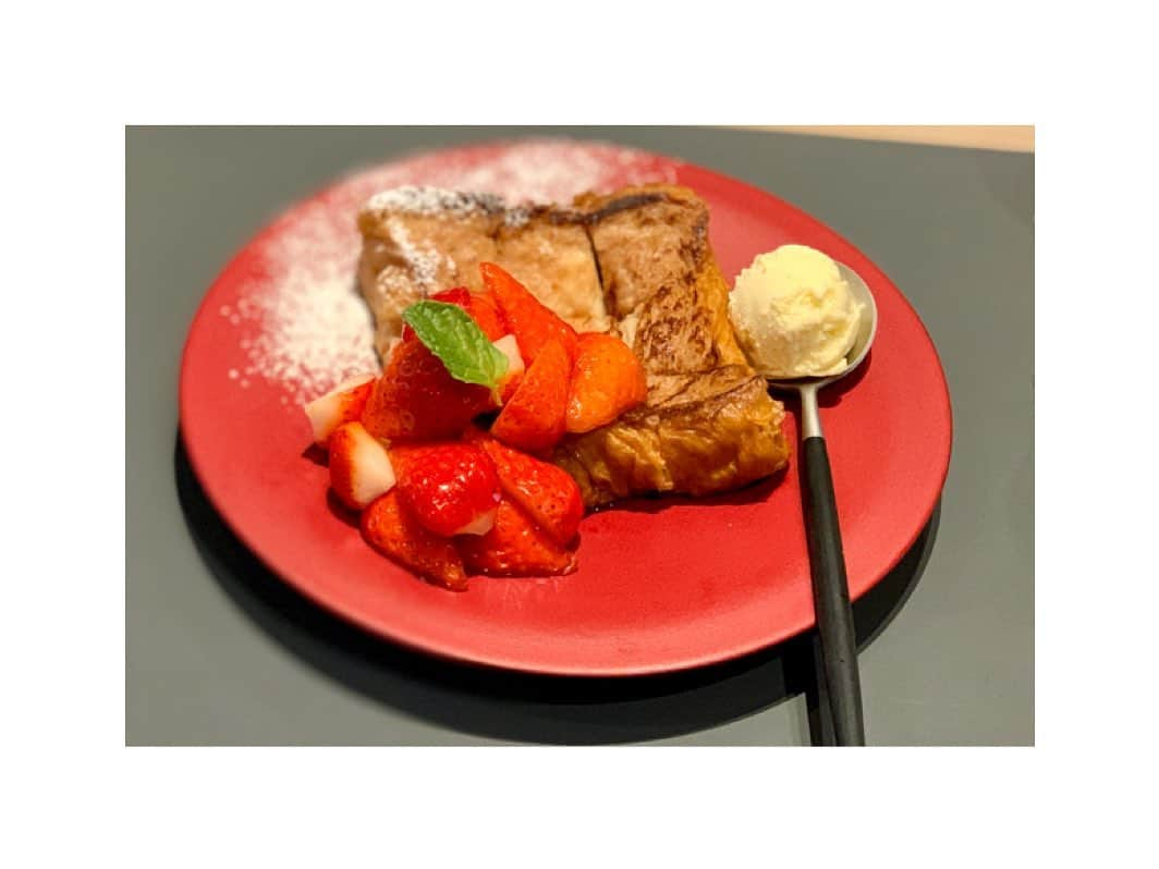 川村亜紀さんのインスタグラム写真 - (川村亜紀Instagram)「美味しいもの日記🍓 フレンチトースト美味しかったです。 私は10代の頃から甘いものが大好きで、30代前半までチョコレートを午前中に一箱いただくのは当たり前ぐらいの甘党でした。 最近、それが減ったのはシャンパンとワインの摂取量が増え糖分摂取が十分だからだと思います。笑 チョコレートと同じぐらいフレンチトーストも大好きで、ホテルオークラのフレンチトーストのレシピを真似して自分でも作っていたぐらいです。 こちらのフレンチトーストは違うお店のメニューですが、久しぶりにほわほわの甘くて美味しいフレンチトーストをいただき幸せでした。 (普段から時差投稿です。) #frenchtoast #dolce #sweetssweets #sweetsarehappiness #🍓#🍯 #prayfortheworld  #フレンチトースト #美味しいもの日記  #甘くて美味しい #甘いもの #幸せ  #皆さんの #今日のスイーツは #何ですか ？」4月5日 10時43分 - _aki1015_