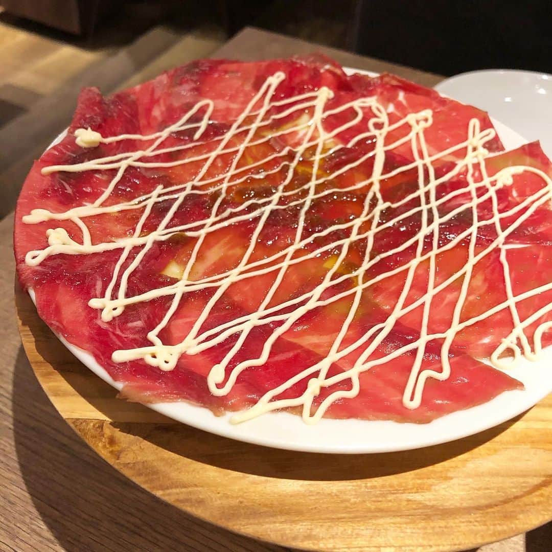 白石かえでさんのインスタグラム写真 - (白石かえでInstagram)「﻿ ﻿ ▶︎Tokyo Kanamachi﻿ #vansan﻿ ﻿ ﻿ 3/30にニューオープンした、﻿ 日本全国で30店舗展開するVANSANさんの﻿ 金町店のレセプションパーティに﻿ 行ってきました💕﻿ ﻿ ﻿ ﻿ VANSANさんのお店は﻿ 時々行かせて頂いてますが、﻿ やっぱりチーズが美味しい🧀﻿ 「チーズチーズチーズパスタ」っていう、﻿ チーズ乗せ放題のパスタなんか最高💕﻿ チーズ特有の香りが少なくて﻿ ぐどくないから、飽きずにさっぱり頂けるの♬﻿ ﻿ ﻿ ﻿ 他にも、タパス・ピザ・お肉・デザートと﻿ いろんな種類あるからね、﻿ お腹空かせて行ってみて💕﻿ ﻿ ﻿ キッズスペースもあるから、﻿ 子連れの方もOK꒰๑•௰•๑꒱だよ！﻿ ﻿ ﻿ #vansan﻿ #vansan金町店﻿ #タパス﻿ #イタリアン﻿ #金町﻿ #金町ディナー﻿ #チーズ乗せ放題﻿ #シラス乗せ放題﻿ #生ハム乗せ放題」4月5日 10時49分 - kaepyon.s