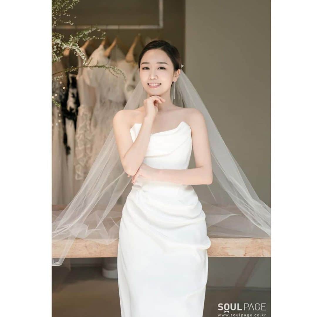 SOYOO BRIDALさんのインスタグラム写真 - (SOYOO BRIDALInstagram)「. Vivienne Westwood X SOYOO Bridal 🏷 . 🤍🤍🤍 .  @viviennewestwood #2020spring  #소유브라이덜#가봉스냅 #헬렌조브라이덜 . 소유브라이덜은 비비안웨스트우드브라이덜의 국내 독점수입샵입니다📌 #only_at_soyoobridal #exclusive_in_korea . Planning @nikki_s_park 💫  Photo @soulpage1 📷  Makeup @kimchungkyung_hairface 💄」4月5日 10時51分 - soyoobridal_official
