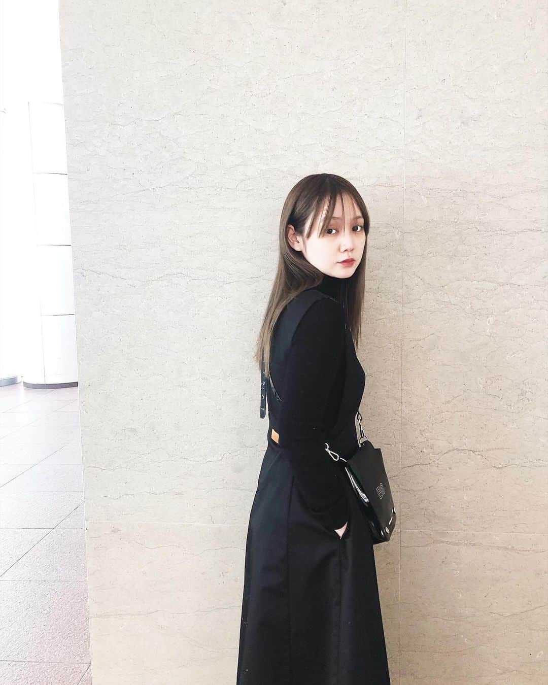 西本早希のインスタグラム：「・ 最近 髪ストレートにハマってる ☺︎ (ずっと家にいるから何にもしないだけだけど) ・ ひさしぶりに打ち合わせで ちょっと外に行ったときに撮ってもらった ラグナとUNIVERSALOVERALLとの コラボスカート 👆かわいい〜 ・ はやく この事態が治りますように。 ・ この間の 質問で マスクのときのメイク 家にいるときのメイク聞かれたけど どっちも メイクしません 👆 ベースメイクしてないときに 眉描くと 元々眉があるからか アンバランスに見えるので リップのみです 👄！」