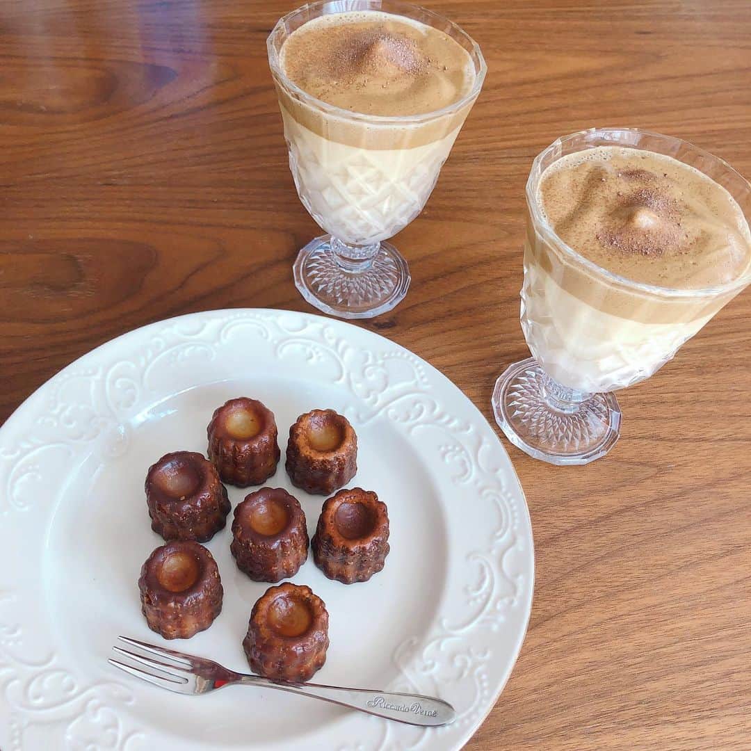 海野ナルのインスタグラム：「おうちカフェ☕️❤︎ #タルゴナコーヒー を作りました😊 . みなさん大丈夫ですか？😢 当たり前の日常がこんなにも 変わってしまって辛くいつ終息するかも、 わからないですが皆んなでコロナに かからないようにしたいですね😢 . 私は手洗いうがい、除菌シートで スマホを拭いたり、顔を触らない、 髪をくくり帽子、マスクなど気をつけています。 . お天気が良いのでベランダでヨガ🧘‍♀️ をしたり、色々手作りしたりしています😊 早く平和な日常が戻りますように🕊 . #おうち時間」