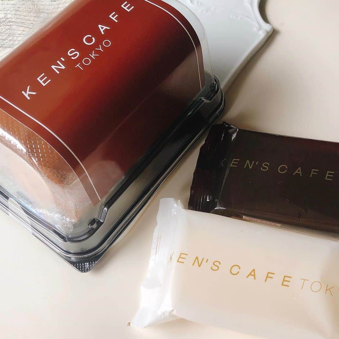 里井真由美さんのインスタグラム写真 - (里井真由美Instagram)「🏠🍫🇯🇵 '日本一'の称号を得た「KEN'S CAFE TOKYO」❗️ケンズショコラ、ケンズロール、ケンズチーズ♡ ・ ・  お家でスイーツ ・ ・ ケンズロールのふわもち食感、チョコの香りがいい。ケンズチョコはなめらかでシュッととろけつつ、ショコラの芳香が一気に広がる。うわぁ〜さすがのおいしさです☺️ ・ ・ 食べログ チョコレート店 7年連続1位！圧倒的な人気ですね。 期間限定で駅売店に出店中  @kenscafetokyo ・ ・ #kenscafetokyo #ケンズカフェ東京 #ケンズショコラ#ケンズロール#チョコレート#ロールケーキ#里井真由美#さといいね#お家スイーツ#チョコレート#食べログ#まゆログ#fromgram #gramfam #sweetstagram #chocolate」4月5日 11時06分 - mayumi.satoi
