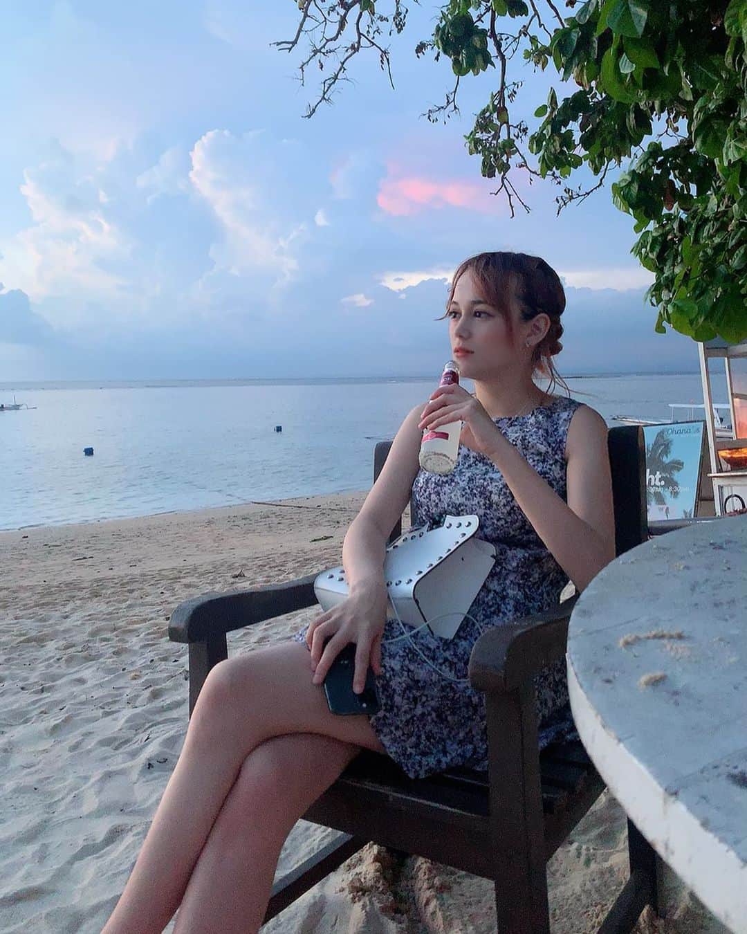 のインスタグラム：「お酒飲んでることを隠し撮りされてたw 海で飲むお酒はいいよね^_^❤(｡☌ᴗ☌｡) 、 、 ------------------------------ ✈️#インドネシア#indonesia 🌲#レンボンガン島 --------------------------- #genic_bali #genic_trip #genic_travel #タビジョ#tabijyo #tabijyobali #バリ島旅行#バリ島#tabijyo_hotel #baliindonesia #コーデ#島女子#イチナナ#女子旅#バリ島旅行#レンボンガン島#スミノフ#お酒」
