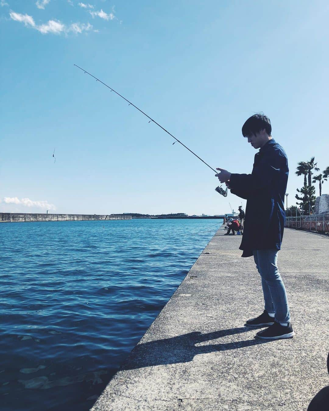 萩原悠のインスタグラム：「海釣り。釣れなかったけど。砂嵐に襲われたけど(笑)。とてもとても楽しい時間でしたよ。大好きな人たちと過ごす時間は、何よりもかけがえのない時間で、忘れることのない時間で、大切な時間なんです。 ほぼ初めてだったので、全然慣れず、、、笑。また必ずリベンジします。  #釣り  #海釣り  #魚  #釣れず  #でも  #とても楽しい時間でした  #青空の中の  #釣りは #とてもいいものです  #餌つけるの #まだまだ苦手  #次は必ず」