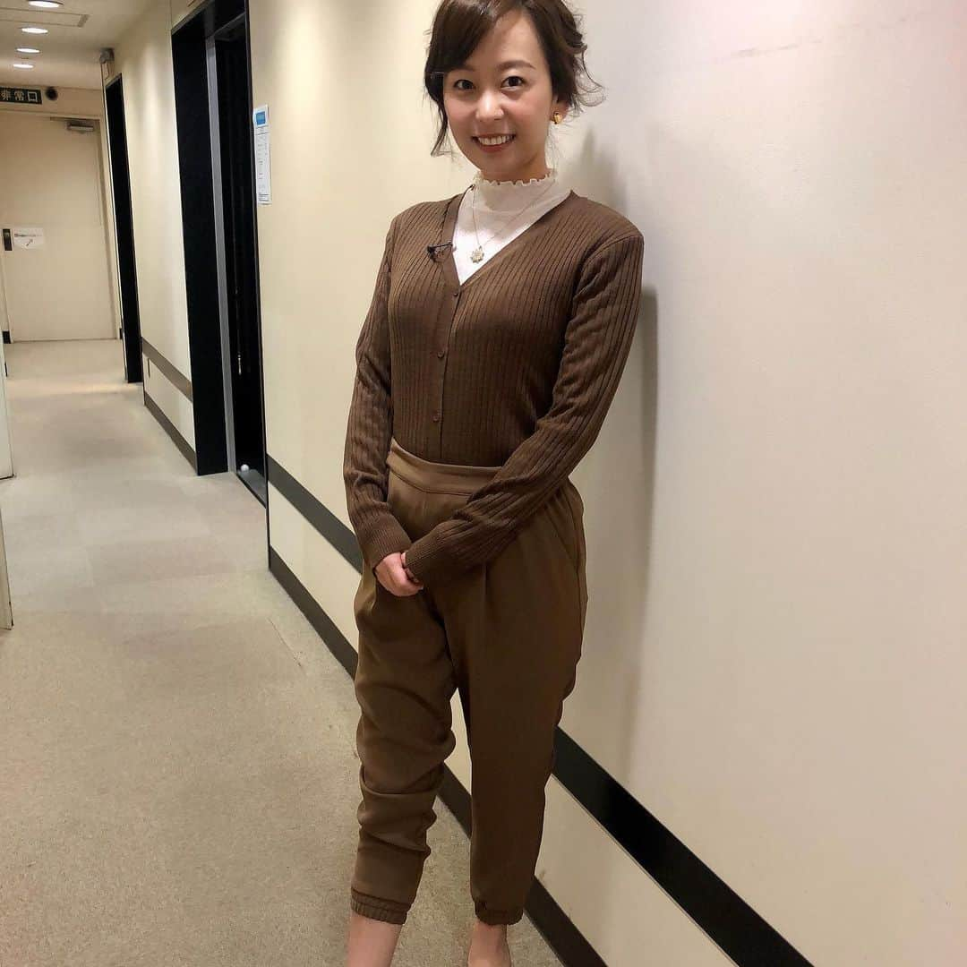 菊池良子さんのインスタグラム写真 - (菊池良子Instagram)「【#bs日テレ #汐留tv #衣装 】 ・ ・ ブラウンコーデにはゴールドのアクセサリーがピッタリ✨パンツの長さがゴムで調整できます🙋‍♀️ ・ ・ 白を入れることで顔も明るく見えます✨ ・ ・ 番組ではどんなトレンドをご紹介しているのでしょうか☺️ ・ ・ お家時間は汐留tvで決定📺✨ ・ ・ ・カーディガン&カットソー&パンツ：Shelly island @shellyisland_official ・イヤリング&ネックレス：ABISTE @abiste_official ・パンプス：Joli Encore @joliencore ・ ・ #スタイリスト #コーデ #sサイズコーデ #ootd #cordinate #fashion #announcer」4月5日 11時21分 - kikuryo627happy