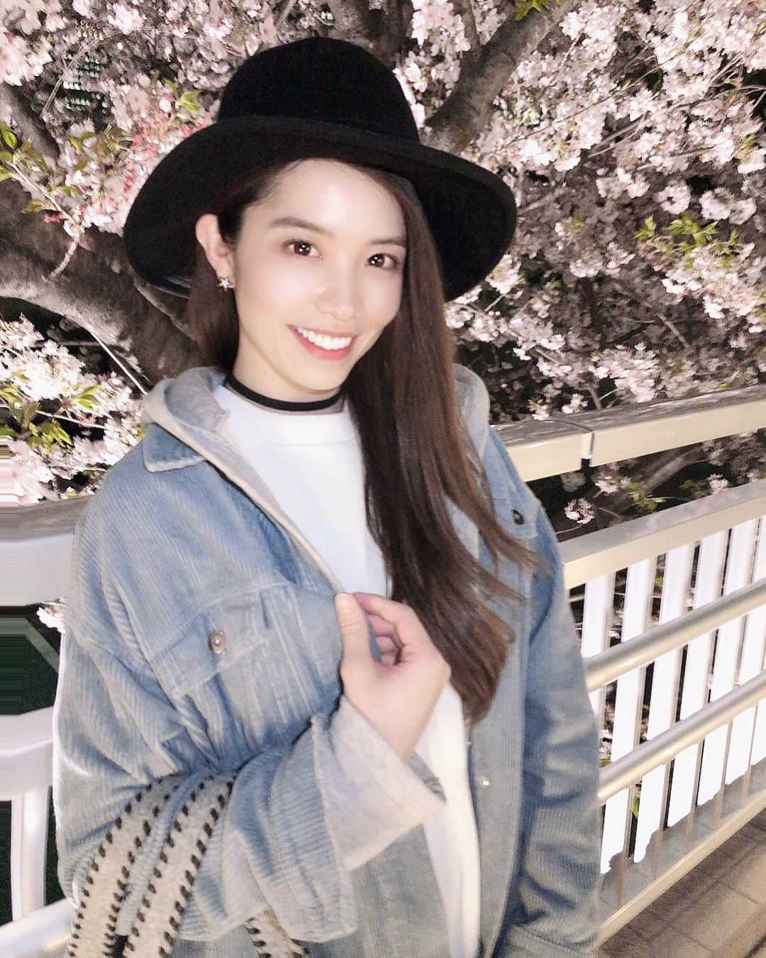 浦田麻緖さんのインスタグラム写真 - (浦田麻緖Instagram)「撮影帰りにライトアップされた桜が🌸 なんだかこの桜が「見て！」ってアピールしてきた🤭 今年はいつもよりも沢山の人達に見てもらえずに散ってしまうのかな...😢ってちょっと切なくなった🥺一年に一度姿を見せてくれる...一番綺麗な時に沢山の人に見てもらって一番綺麗な時に散る桜🌸毎年カッコいい生き方をしている桜が好きです🌸🌸🌸 #桜　#🌸🌸🌸　#sakura🌸  #spring  #japaneseflower  #love #happy #ライトアップ　#thankyou  #夜桜 #君の中に僕の中に桜love」4月5日 11時37分 - mao.urata