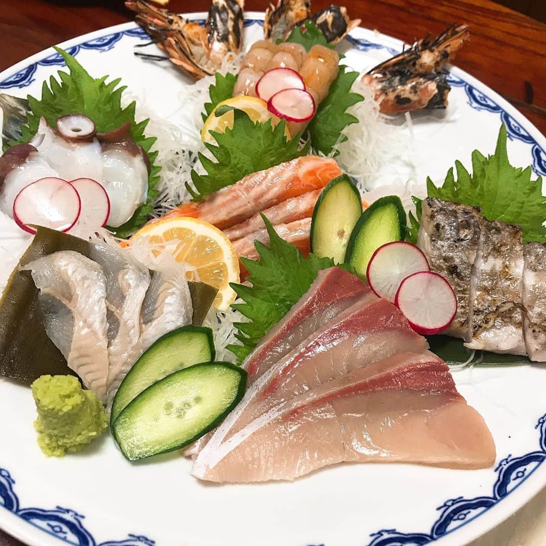 堀川絵美のインスタグラム：「お魚料理をはじめなにもかもが最高に美味しくて大好きな「すざき」さん。行きたいなあ。行けないのつらい。 #おまかせ四品コース #お得すぎる #初めて煮込みハンバーグきた #付き出しの自家製豆腐ほんとは夏限定 #おいしすぎる #マスターは競馬好き」