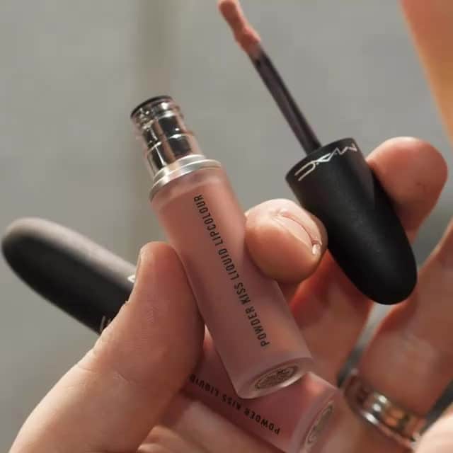 M∙A∙C Cosmetics Japanのインスタグラム：「ㅤ ミスティマットな仕上がりが楽しめるパウダー キスシリーズから新登場したリキッドリップ💄 簡単にふんわりぼかしリップが作れる、この春おすすめのアイテムです💋 ㅤ ㅤ 【公式オンラインショップ限定キャンペーン】 対象製品(パウダーキス リキッド リップカラー、 パウダーキス アイシャドウ、グロー プレイ ブラッシュ)のうちいずれか1製品を含む 税込8,250円以上購入のお客様にオリジナルポーチをプレゼント🎁 ㅤ *全国のM･A･Cカウンターでのプレゼントキャンペーンにつきましては、今回は実施を延期致します。 実施時期が決まり次第、再度お知らせさせていただきます。 ㅤ REGRAM: @maccosmetics ㅤ #MACPowderKiss #MACPowderKissLiquidLipcolour #MACPowderKissEyeshadow #MACパウダーキス ㅤ #MACCosmeticsJapan #MACCosmetics #MAC #MACコスメ #コスメ #メイク #化粧品 #デパコス #コスメ部 #コスメ好きさんと繋がりたい #コスメ紹介 #おすすめコスメ #新作コスメ #春メイク #春コスメ #ピンクメイク #オレンジメイク #テラコッタメイク #ブラウンメイク #トレンドメイク #リップ #マットリップ #リップメイク」