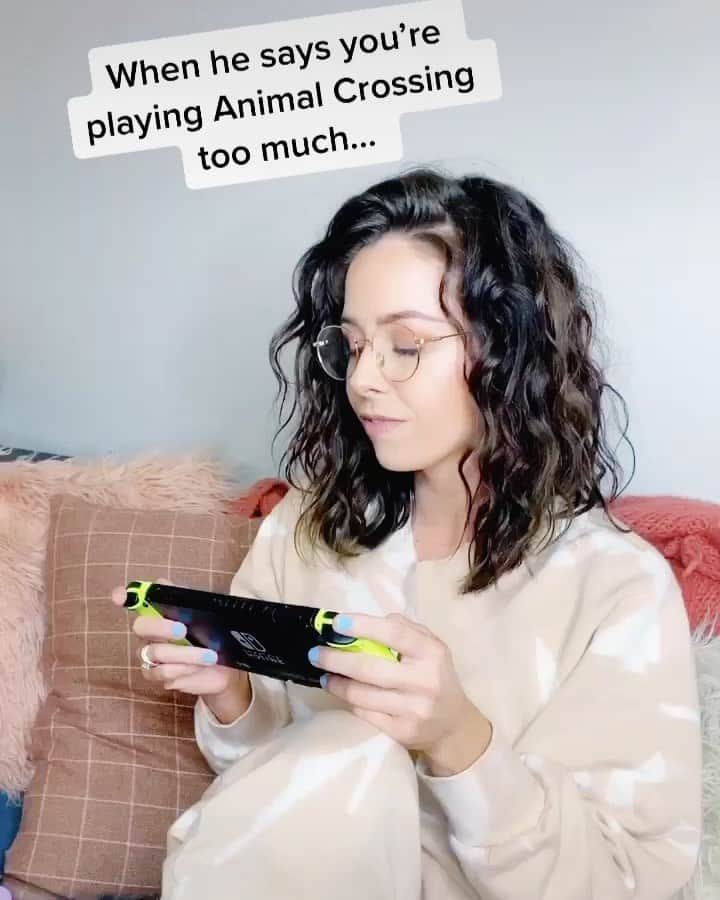 Tracy and Stefanieのインスタグラム：「Abcdefg.... anyone else obsessed with #animalcrossing?? 🤣」