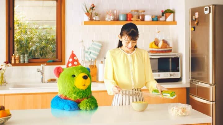 中田絢千のインスタグラム：「‪💚 旭化成 サランラップ CM 「誕生日にピタッ！」篇に出演しています。‬ ‪ 念願叶って会えた “たぶん、クマ”‬と お祝いダンスに ほっこり。‬みてね〜〜‬ ・ https://youtu.be/j6VEcVI328k‬ #旭化成 #サランラップ #たぶんクマ」