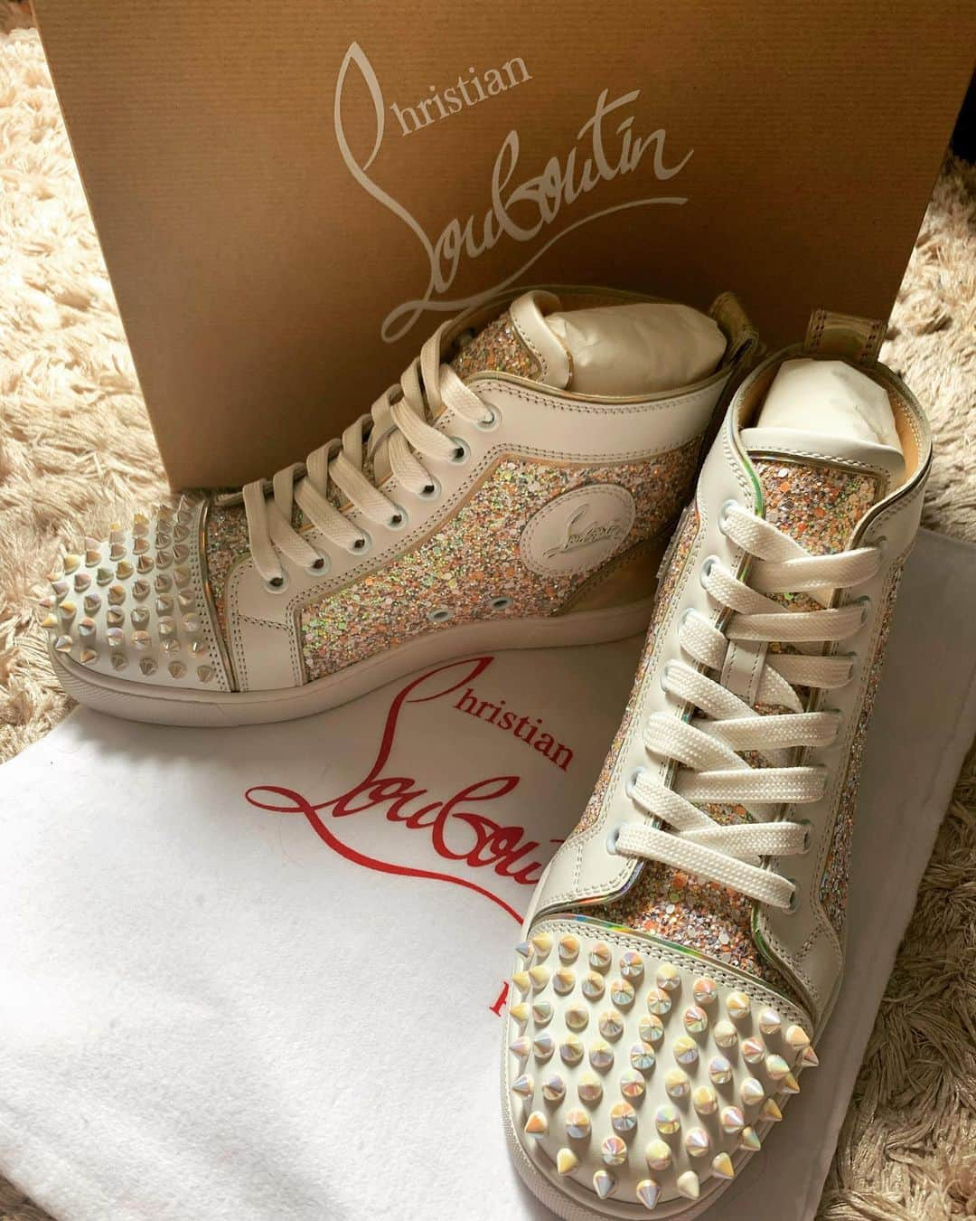 桜木れいなのインスタグラム：「love.....💓💓 #ChristianLouboutin #louboutin #クリスチャンルブタン #ルブタン #ルブタンスニーカー #レッドソール #ハイカットスニーカー #桜木れいな #シークレットガーデン西中島」