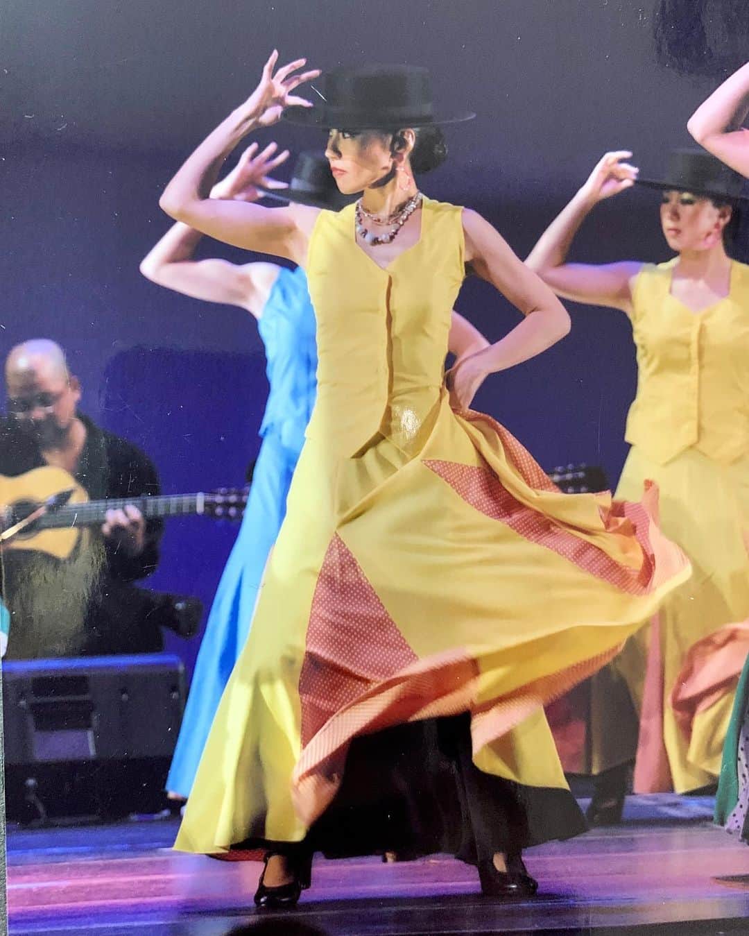 中川祐子さんのインスタグラム写真 - (中川祐子Instagram)「懐かしい✨ 30代の頃、趣味でやっていた フラメンコの発表会の写真が出てきました♬ . なかなかカッコよく撮れてるなぁ✨ 決して上手ではなかったけど(笑) また踊りたくなってきました💃 . #フラメンコ #発表会  #ステージ #ハット #flamenco #flamencoshow #me #memories #懐かしい写真 #写真の整理中」4月5日 12時22分 - nakagawa.yuko
