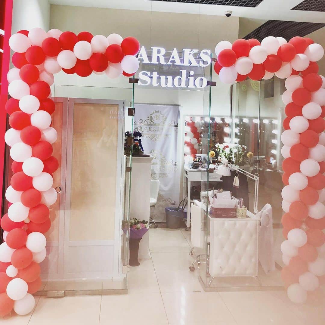 araks__studioのインスタグラム：「17 марта 2018 года время 14:00 город Москва 🙈❤️🔥🥊⚡️ ⠀ Это время Открытие моей студии . ⠀ Этот день для меня очень волнительный и запоминающий, ведь это и правда рождение моего второго ребёнка . ⠀ Я раньше не особо понимала людей , у которых есть свой бизнес , а теперь полностью их чувствую ..... ⠀ Ты горишь ,ты любишь, ты живешь и существуешь своим детищем ..... и это так! ⠀ Многое что я прошла за эти 2 года и все это время вы были со мной люблю вас и благодарна вам , как говорит @buzova86 - #моилюдивсегдасомной , и у меня также, а я с вами . ⠀ Признаюсь наверно в первый раз ..... ⠀ Самое трудное было для меня мой дипломатичный , мягкий характер сделать жёстким по отношению к людям которых я позвала и которые пришли ко мне работать , ведь ошибка многих начинающих руководителей и бизнесменов это то что , ты зарождаешь что-то новое и хочется , чтобы было все дружно, чтобы была настоящая рабочая семья , чтобы люди тебя ценили и понимали , вспоминая ...., что ты даёшь больше и много !!!!! ⠀ Но твои сотрудники не понимают что они сотрудники , и садятся в итоге на шею , на голову и в итоге воспринимают тебя подружку 🙈 ⠀ Много я над собой работала и до сих пор работаю и учусь ..... трудно , но жёсткость нужна !!! Как говорится и кнут и пряник ! ⠀ Много боли было во мне ....., но улыбалась шла дальше и работала над всем ! ⠀ Я Победитель и боец по жизни , мы не сдамся 💪🏻💪🏻💪🏻! ⠀ Только вперёд и вперед ! Таков мой девиз и самое главное позитивный настрой и чистые мысли во благо всем 🙏❤️ ⠀ Итог : я горжусь что я все переборола и благодарна каждому своему сотруднику за бесценный опыт ❤️🙏абсолютно во всем .....Спасибо Уважаемые. ⠀ Ну что же мои друзья не будем о грустном , но это жизнь, ностальгия взяла своё 🙈. ⠀ Благодарю каждого и каждую , что подписались на мою студийную страницу , теперь моя Дочка существует отдельно и я буду писать много интересного и из Бьюти сферы и по новостям моей студии. ⠀ Вы мои дорогие подписчики мои друзья будете в курсе дела всего и свободных окон и чем мы занимаемся на страже Красоты 24/7 . ⠀ Крепко вас целую и хорошего вам дня ❤️#студиякрасотымосква#araksstudio#мысливслух#предприниматель#блоггер#визажист」
