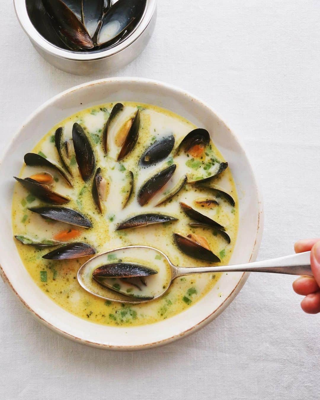 樋口正樹さんのインスタグラム写真 - (樋口正樹Instagram)「Mussel soup . ランチのスープ。 ムール貝を使い、 にんにく、ねぎ、 バターと炒めて、 ワインで蒸して、 牛乳で仕立てて、 隠し味に白味噌。 . . #ムール貝 #ムール貝のスープ #スープ #スープ生活 #スープダイエット #mussel #musselsoup #soupfordays #soupseason」4月5日 12時18分 - higuccini